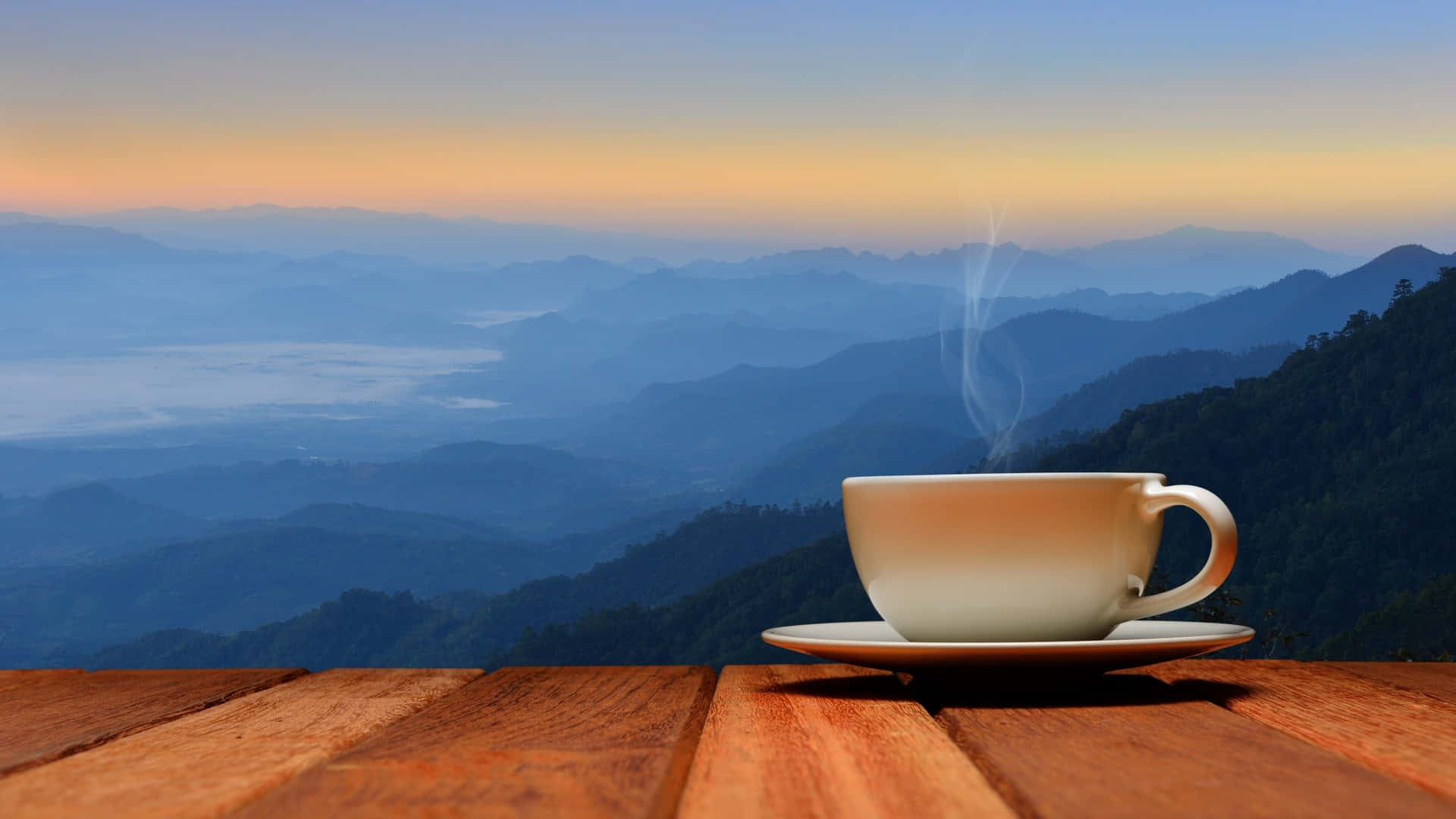 木桌上的熱咖啡杯，伴隨著山景日出