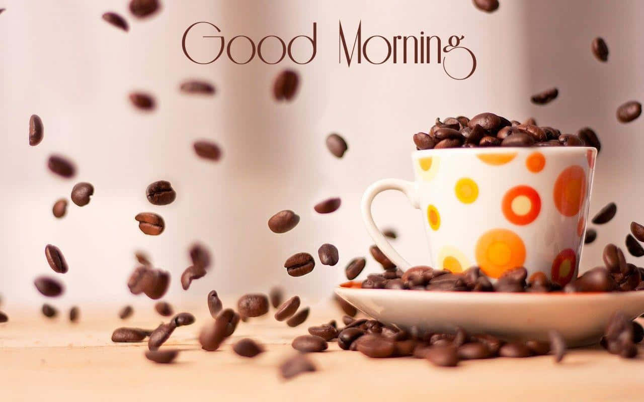 Good Morning 桌布 壁紙 — 咖啡豆從圓點圖案杯子中迸出，木質表面上漂浮著「早晨好」文字。