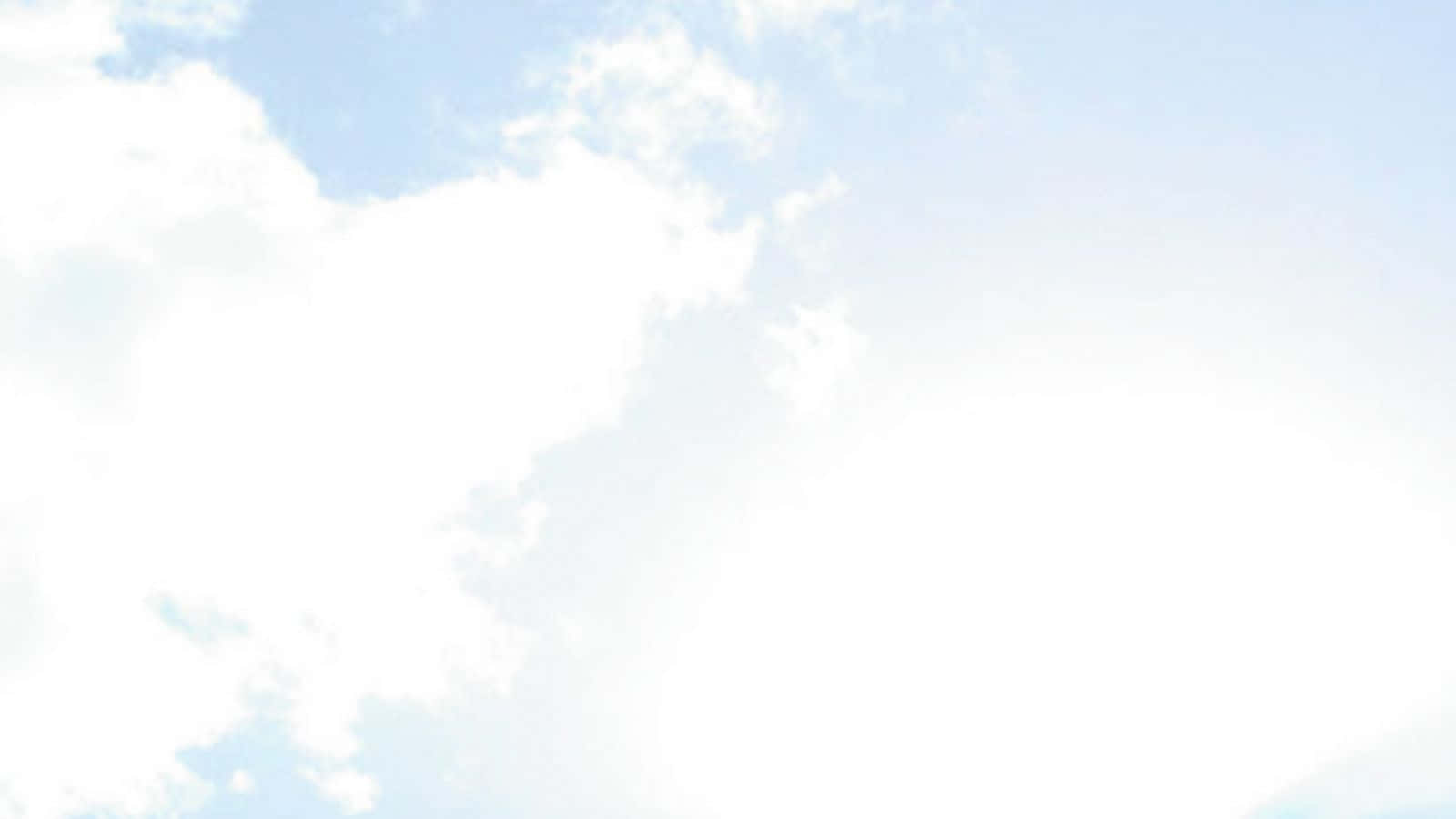 明亮的天空，柔軟的白雲在平靜的藍色空間中飄動。