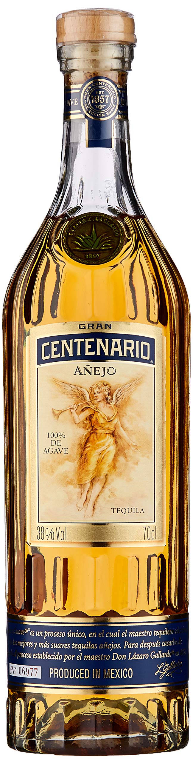 一瓶帶有天使標籤和金色液體的Gran Centenario Añejo龍舌蘭酒。