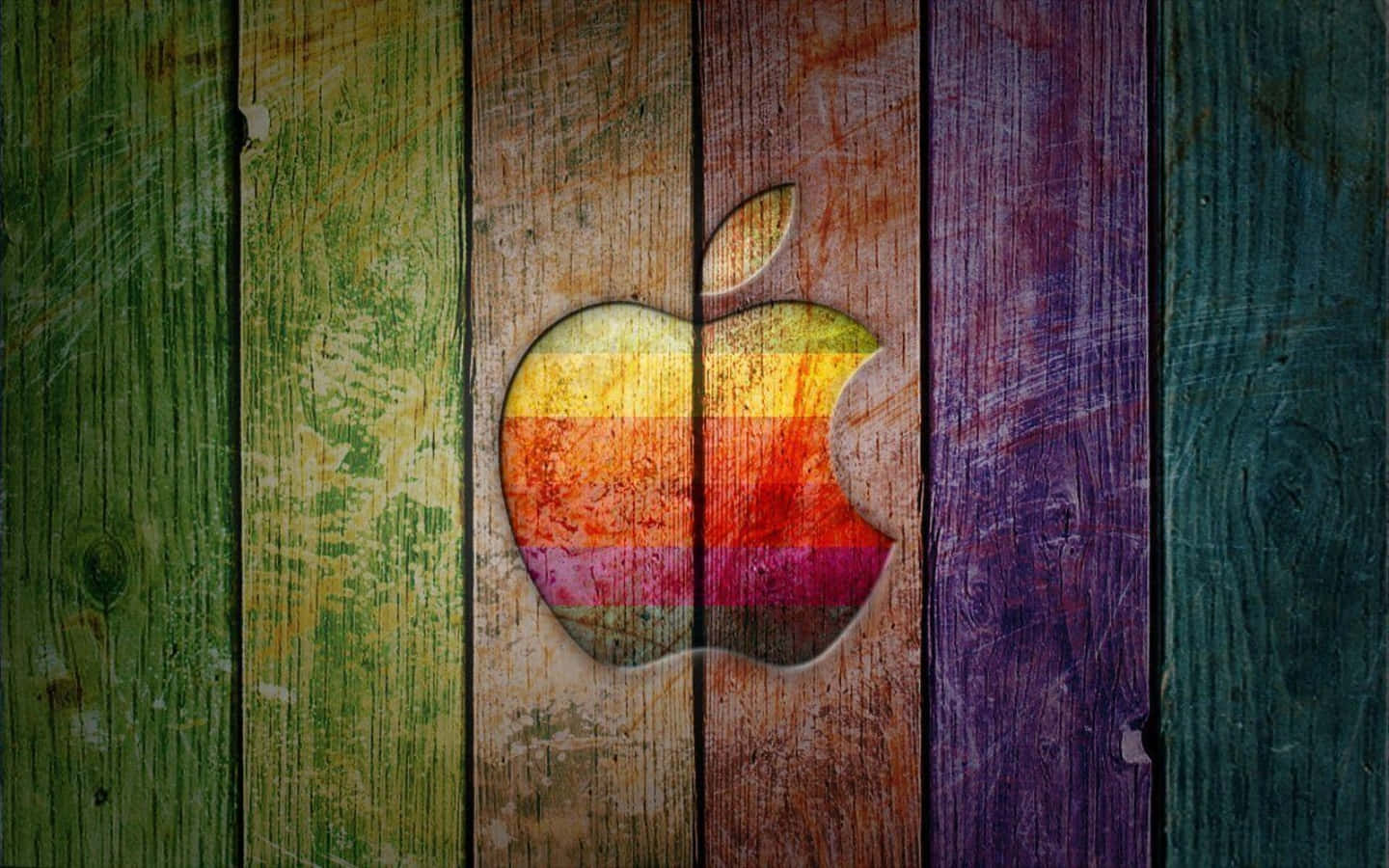 彩虹Apple標誌在色彩繽紛的風化木背景上。