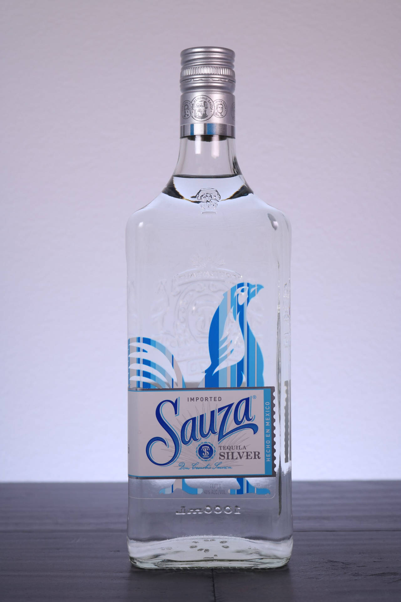 深色木質表面上嘅 Sauza Silver Tequila 酒樽，灰色背景