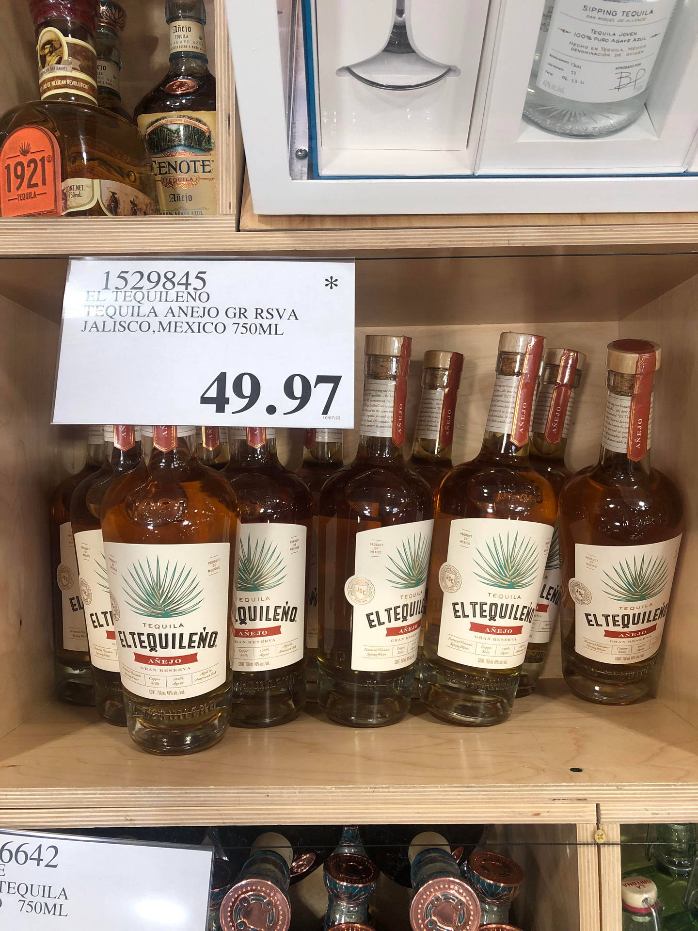 商店中擺滿 El Tequileno Añejo 龍舌蘭酒瓶的貨架。