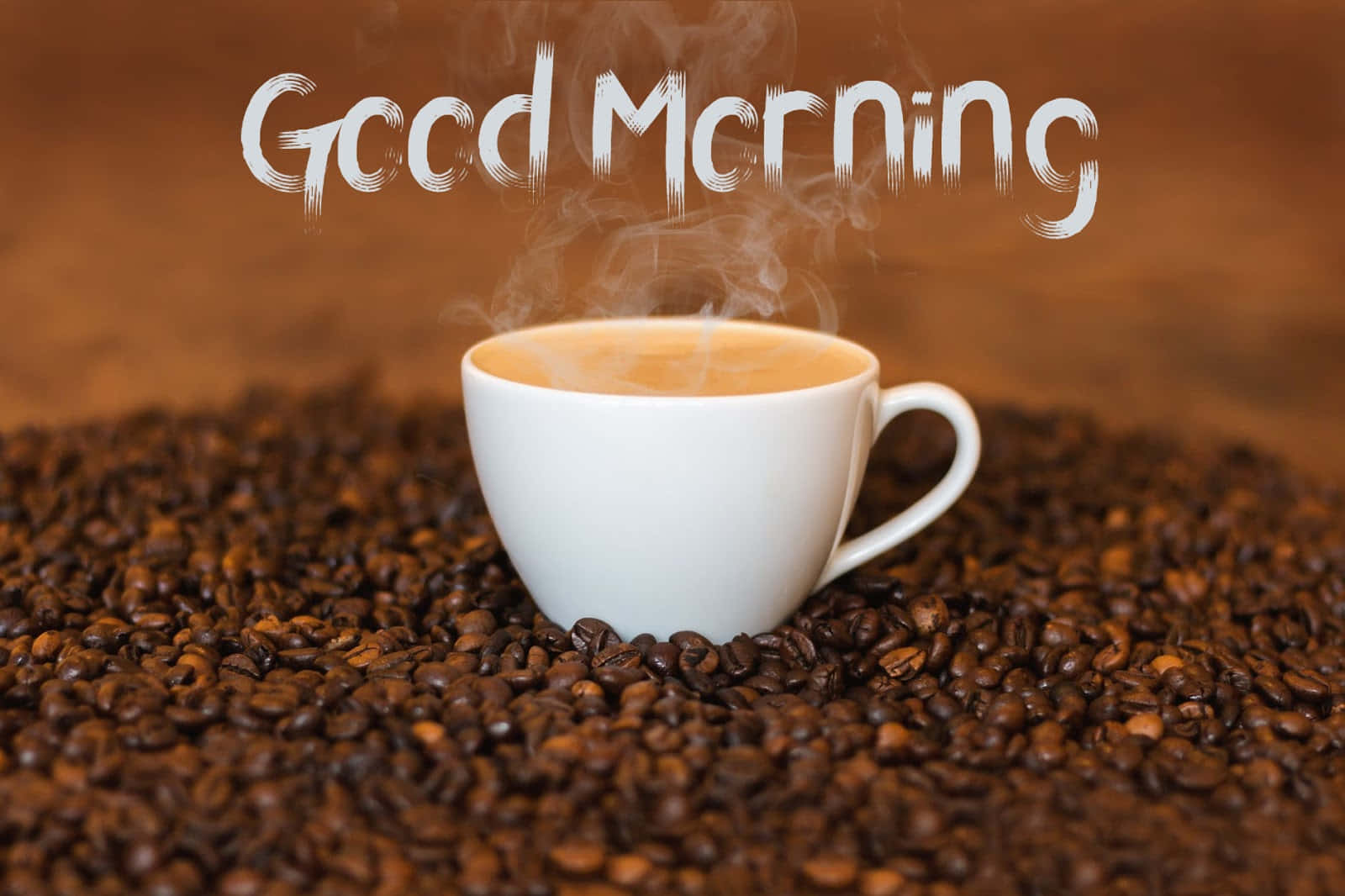 白咖啡杯被烘焙咖啡豆環繞，帶有「Good Morning」文字。