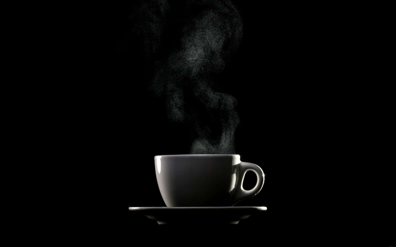 碟上冒蒸氣的咖啡杯，黑色背景