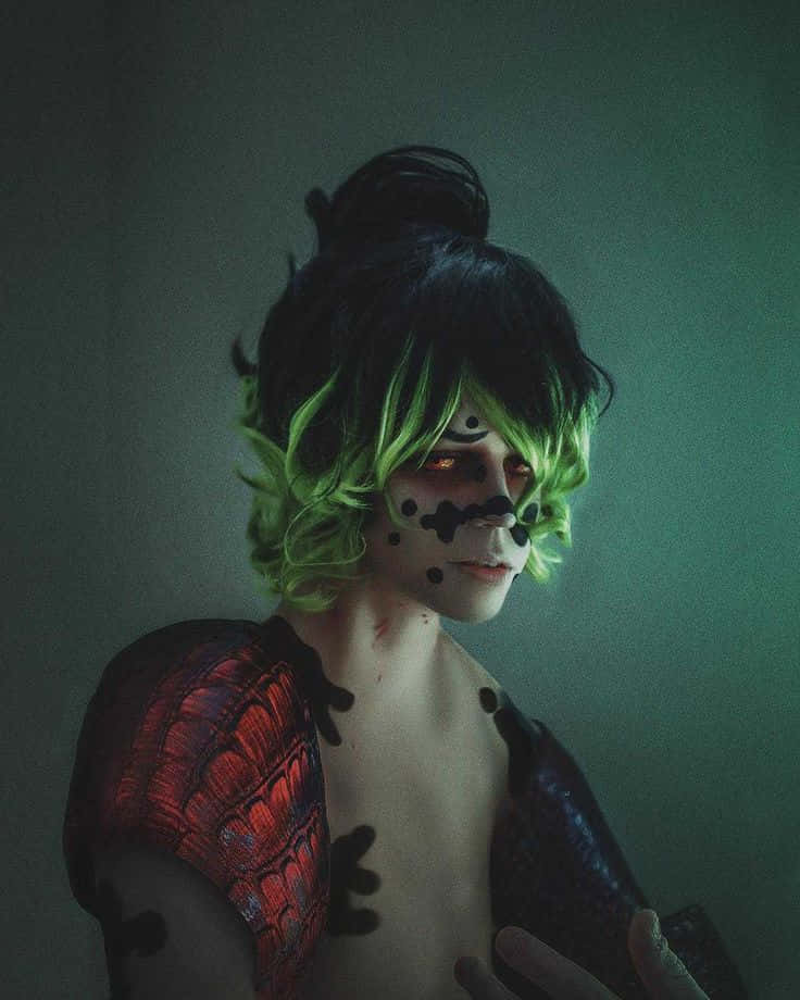 穿著紅色紋理服裝的cosplay人物，擁有綠髮和黑色臉部彩繪。