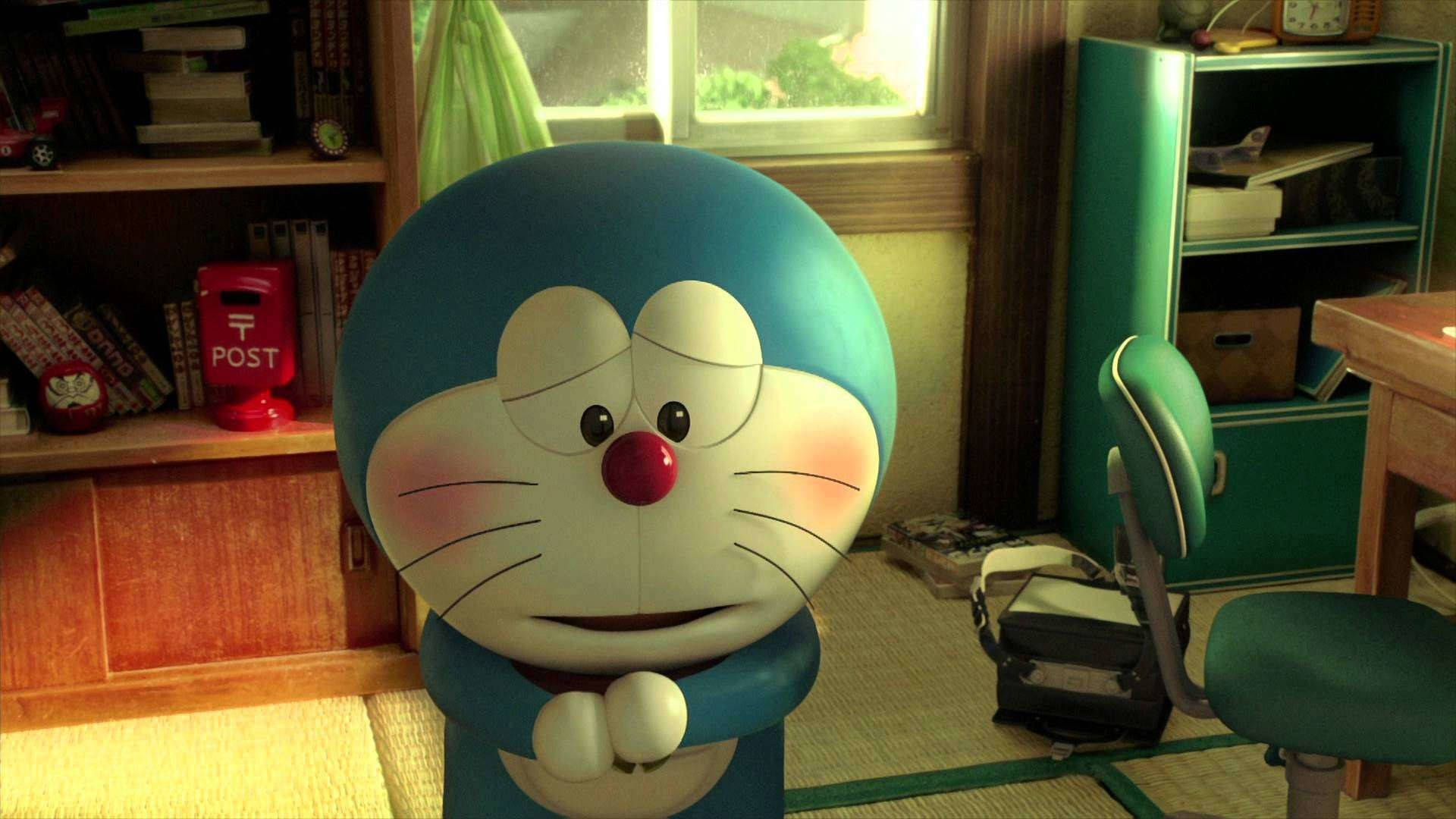 哆啦A夢3D電影 壁紙 — 藍色機械貓多啦A夢站在一個陽光普照的日式房間裡，房間裡有木架和綠色家具。