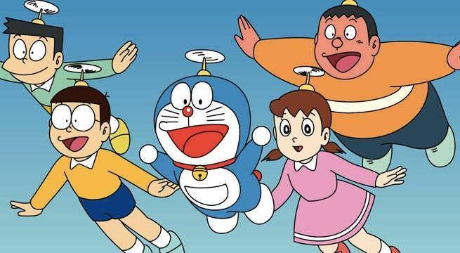 四個動畫角色戴著直升機帽在藍天中飛翔。