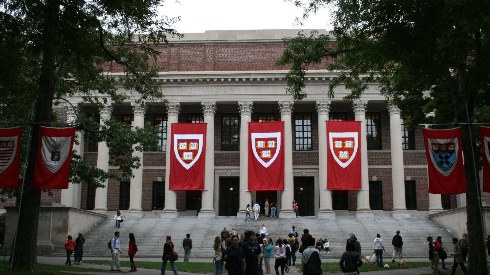 哈佛大學建築，學生在紅旗下的階梯上行走。