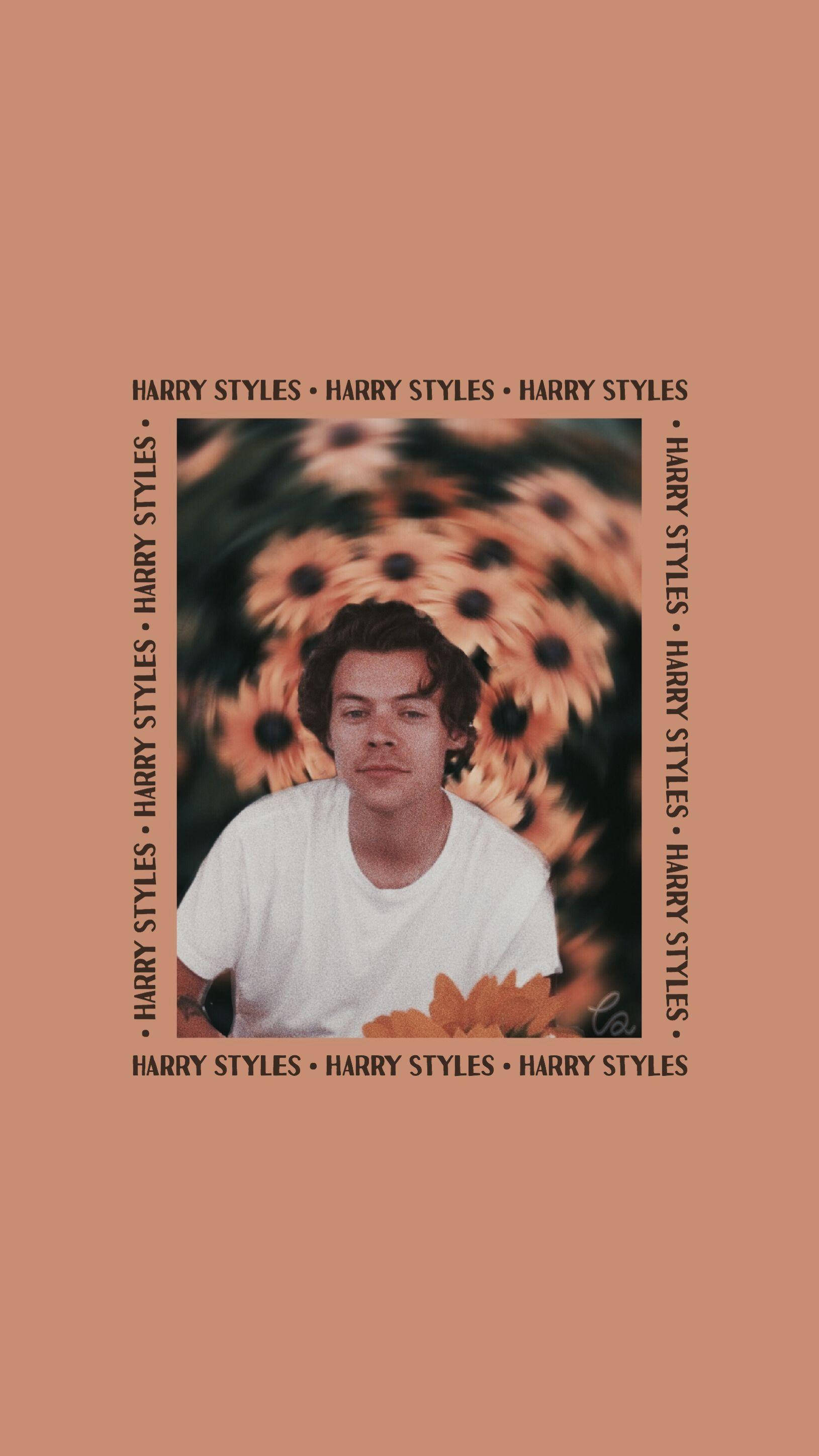 哈利·斯泰爾斯美學設計 壁紙 — Harry Styles 身穿白色T恤，被向日葵環繞，背景為柔和蜜桃色，他的名字重複作為邊框。
