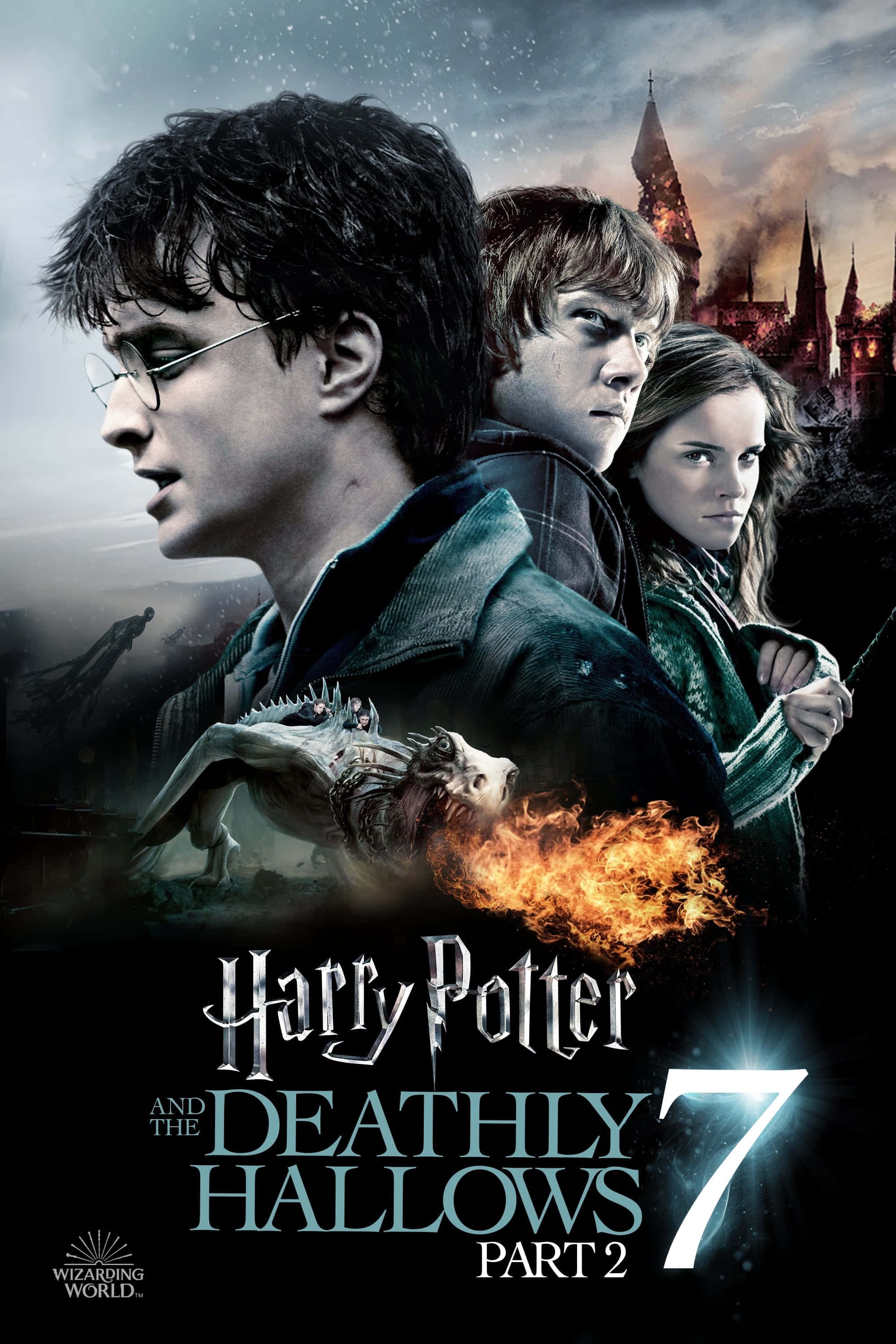 The Deathly Hallows 桌布 壁紙 — 哈利波特、榮恩和妙麗在暴風雨的天空下，以霍格華茲的火光背景堅定站立。