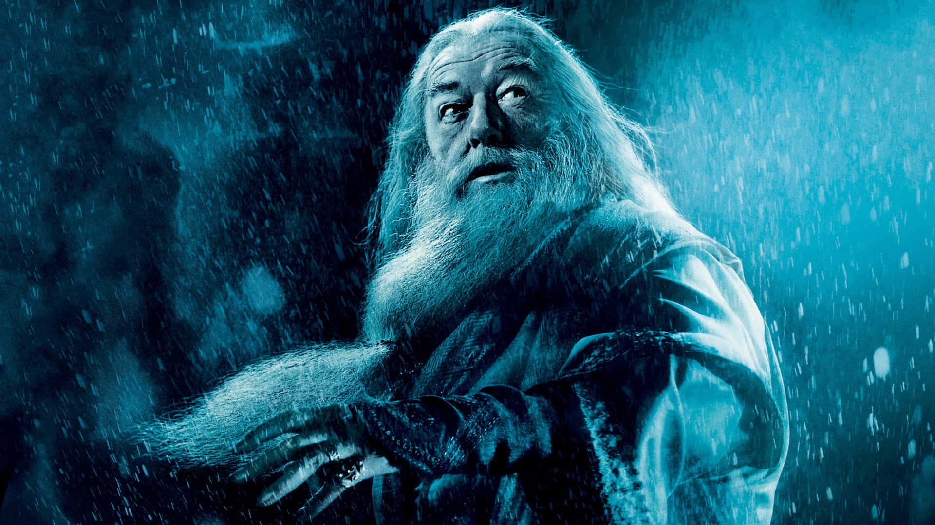一位長著白色長鬍鬚的巫師站在暴風雨般的藍色燈光場景中，雨水落在他周圍。