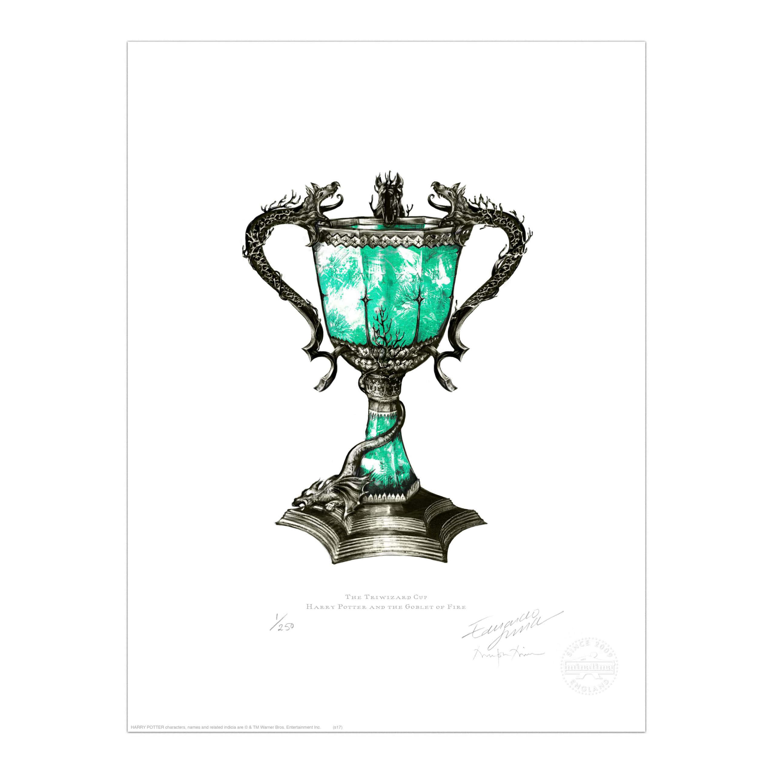 The Triwizard Cup 桌布 壁紙 — 哈利波特中三巫鬥法大賽獎盃的精細插圖，帶有龍形手柄和發光的青綠色內部。