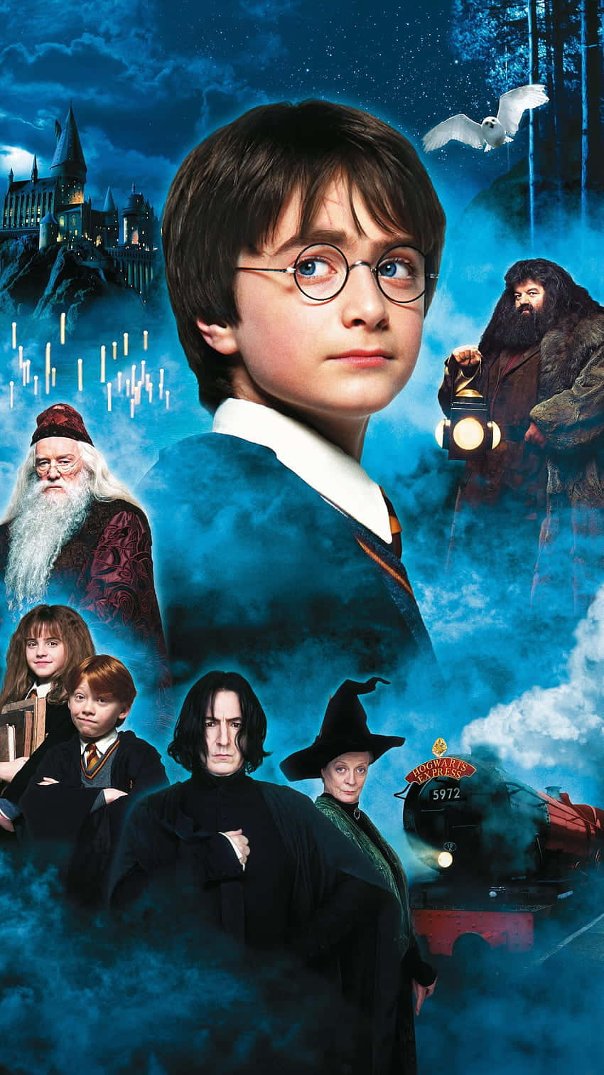 The Philosopher's Stone 桌布 壁紙 — 哈利波特凝視前方，霍格華茲城堡、鄧不利多、海格和其他角色出現在魔法般的藍色迷霧夜景中。