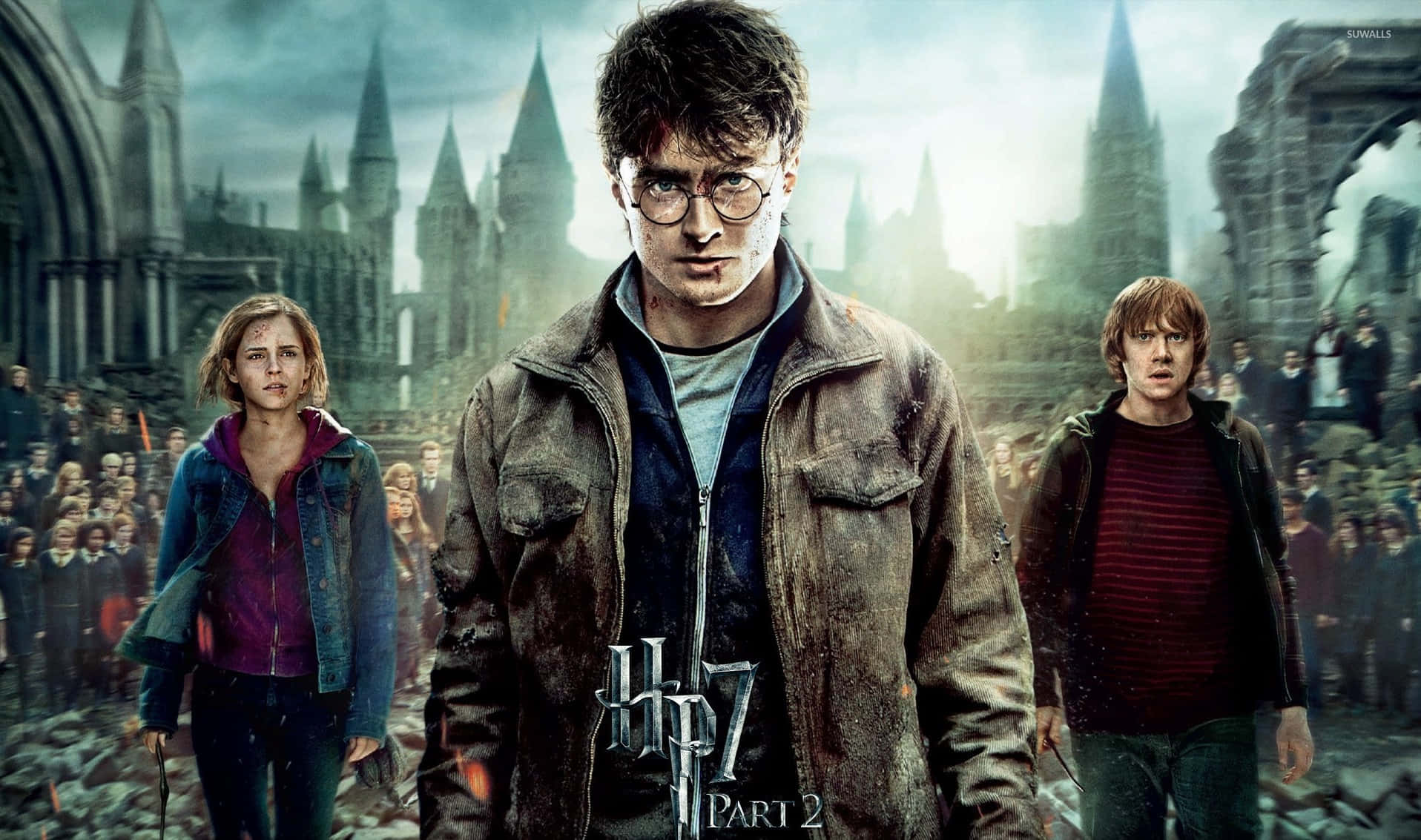 The Deathly Hallows 桌布 壁紙 — 哈利波特和他的朋友在暴風雨的天空下，堅定地站在佈滿戰鬥痕跡的霍格華茲庭院中。