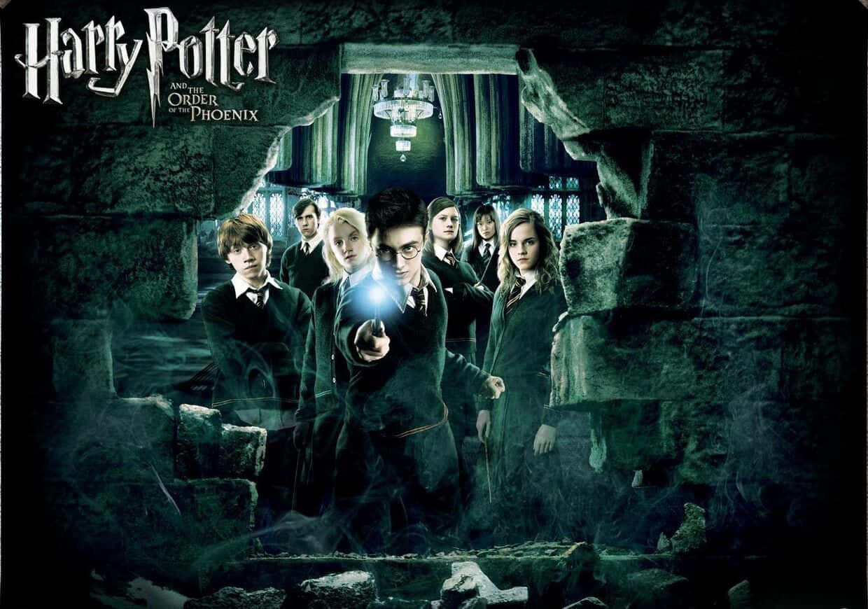 The Order Of Phoenix 桌布 壁紙 — 哈利波特和朋友們站在黑暗的石頭廢墟中，手持魔杖，施展發光的咒語，背景是破碎的拱門，後面顯露出一個有吊燈的大廳。