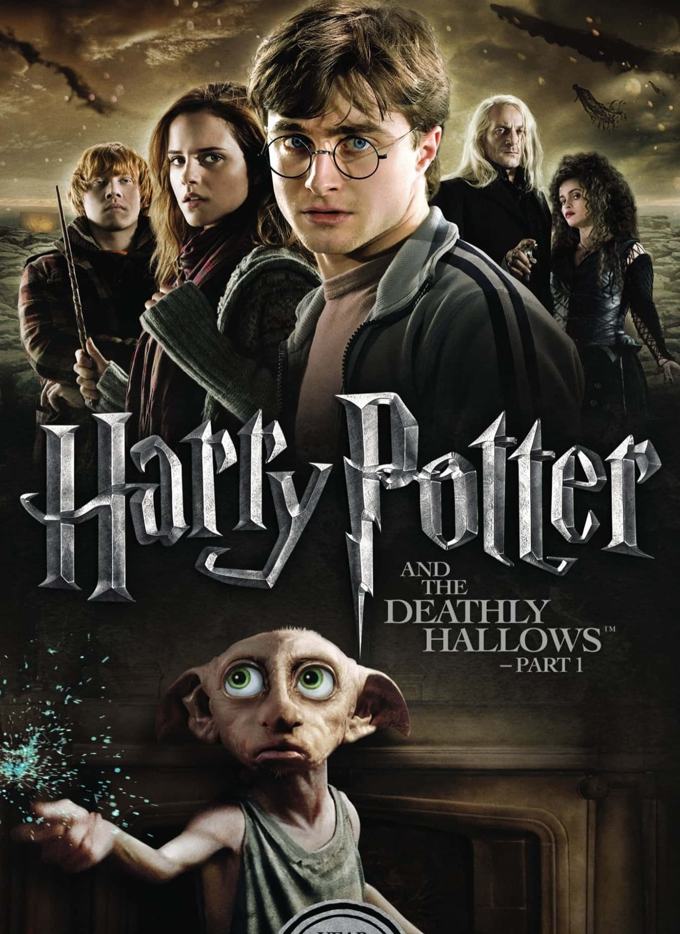 The Deathly Hallows 桌布 壁紙 — 哈利波特和朋友們莊嚴地站在暴風雨的天空下，家養小精靈多比在下方閃爍著魔法仰望。