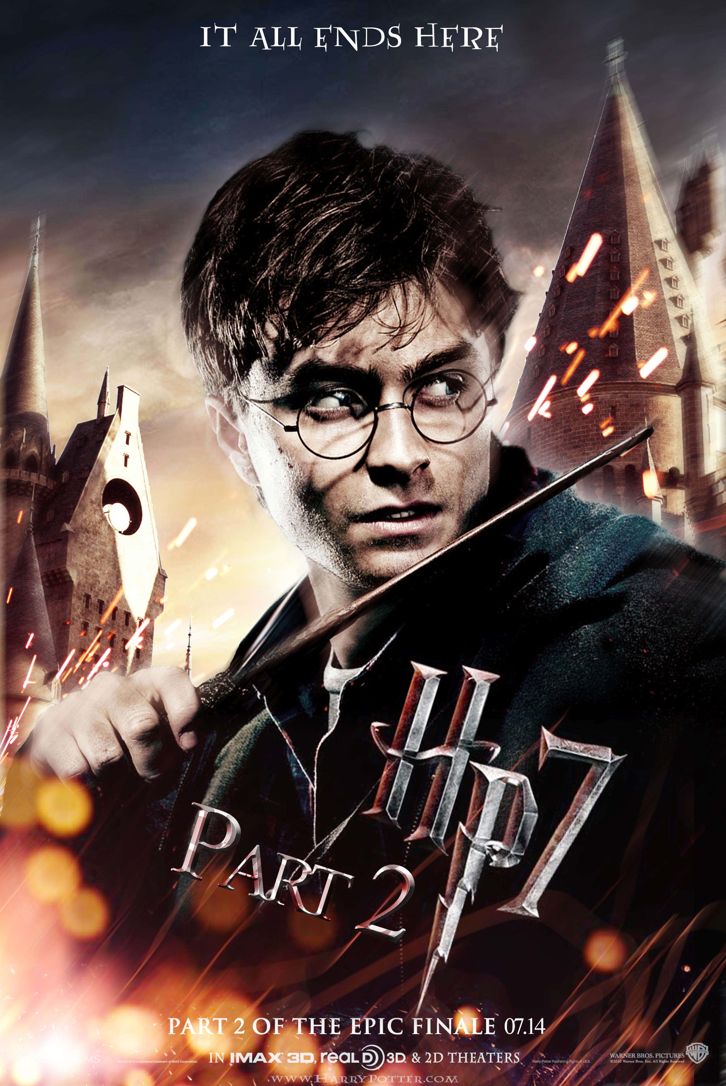 The Deathly Hallows 桌布 壁紙 — 哈利波特喺一場史詩式戰鬥中，喺霍格華茲塔樓嘅火焰背景下，堅定咁揮動魔杖。