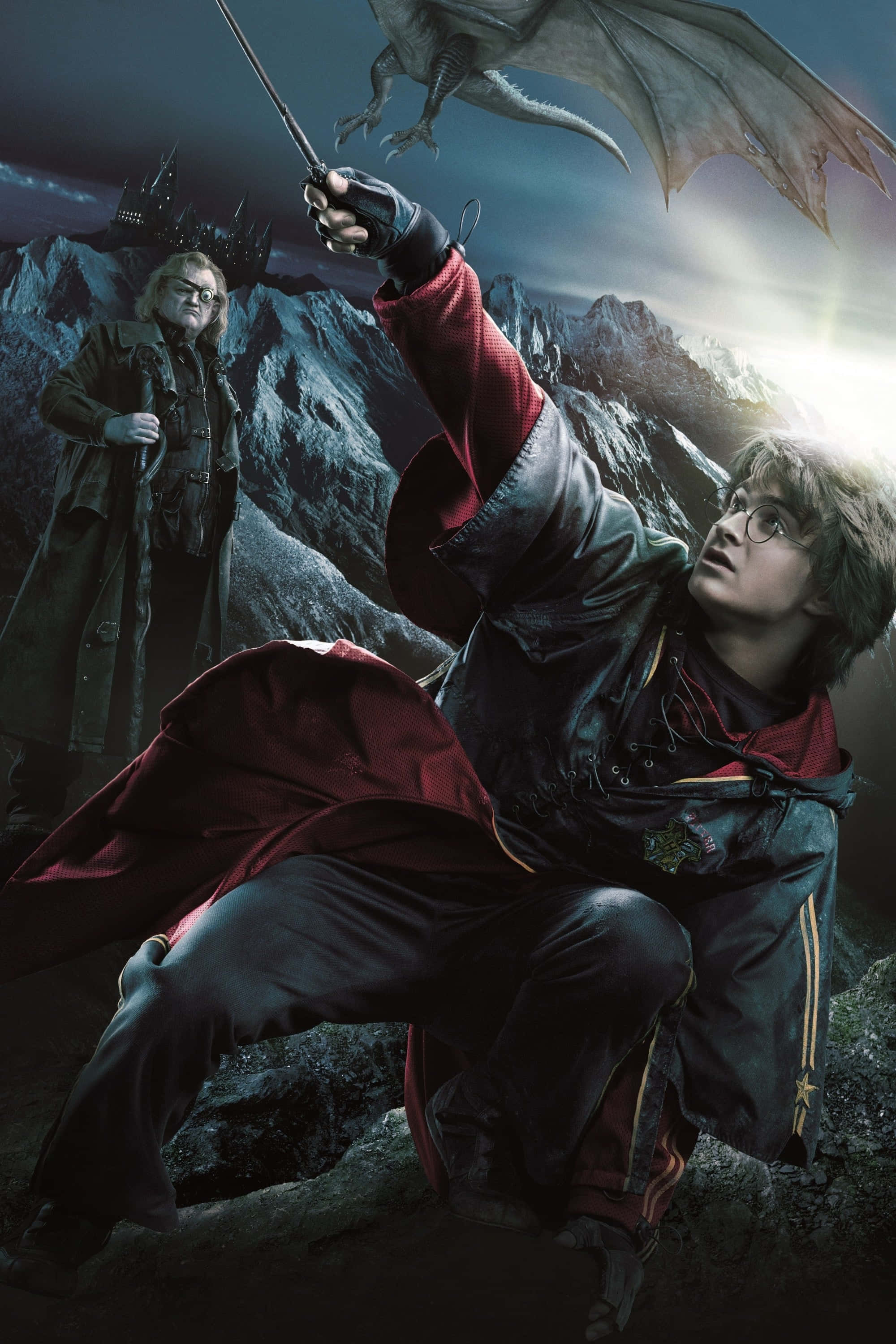 The Goblet Of Fire 桌布 壁紙 — 哈利波特喺雪山頂揮動魔杖對抗一條龍，鄧不利多喺附近觀看。
