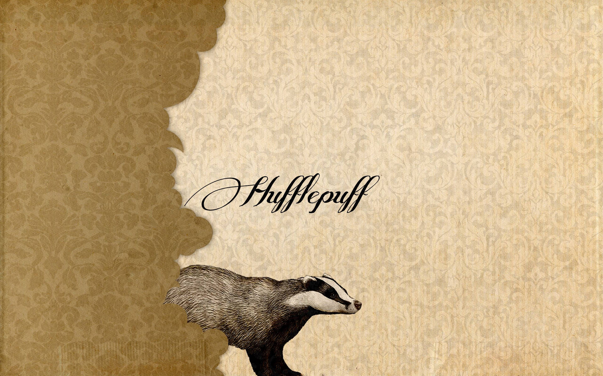 復古錦緞壁紙上帶有「Hufflepuff」文字的獾插圖。