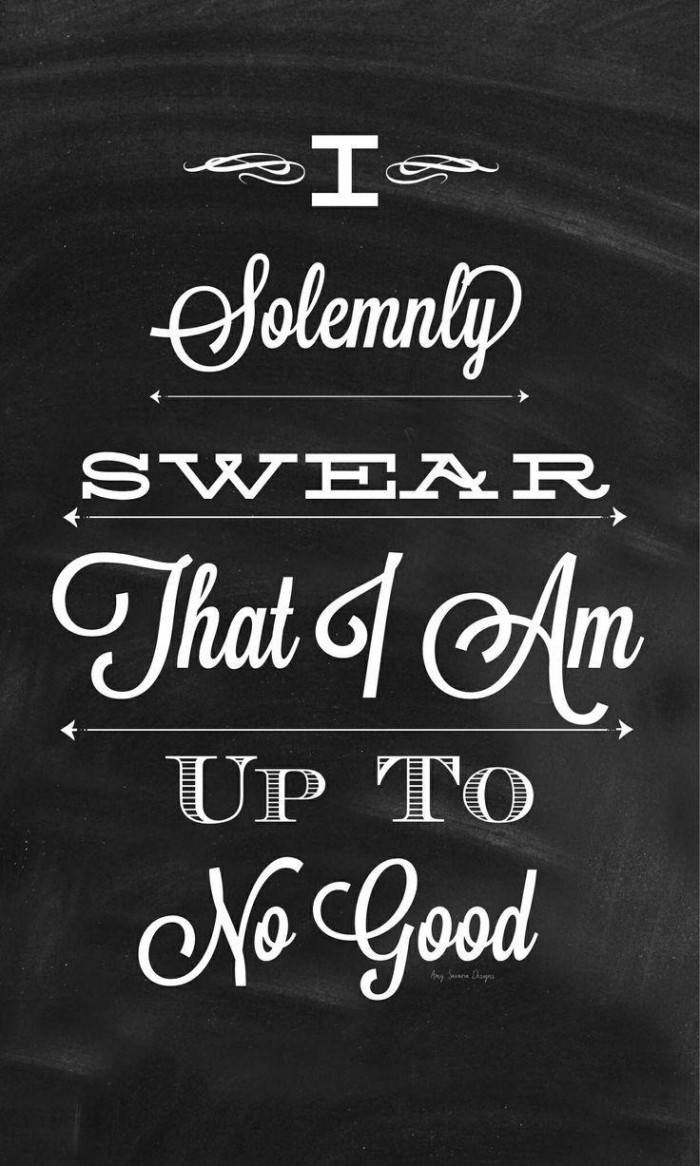 黑板上有白色裝飾文字寫著「I Solemnly Swear That I Am Up To No Good」