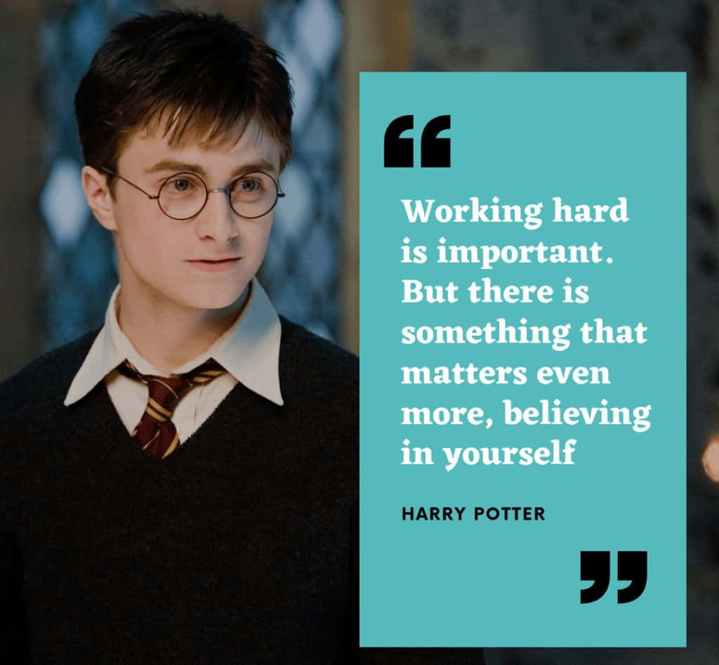 Harry Potter Quotes 桌布 壁紙 — 哈利波特穿著校服，平靜地凝視著一個青綠色的引言框，上面寫著「相信自己比努力工作更重要」。