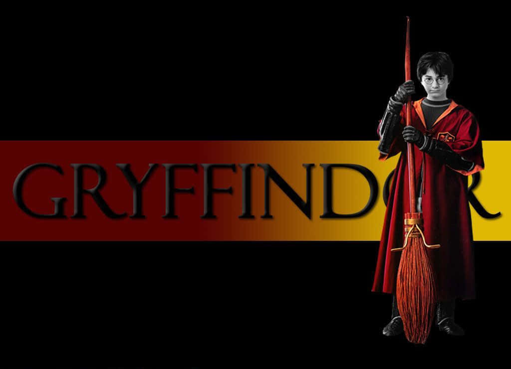 The Hogwarts Quidditch Team 桌布 壁紙 — 哈利波特穿著葛萊芬多長袍，在黑色背景前拿著掃帚，背景有紅色和金色的橫幅顯示學院名稱。