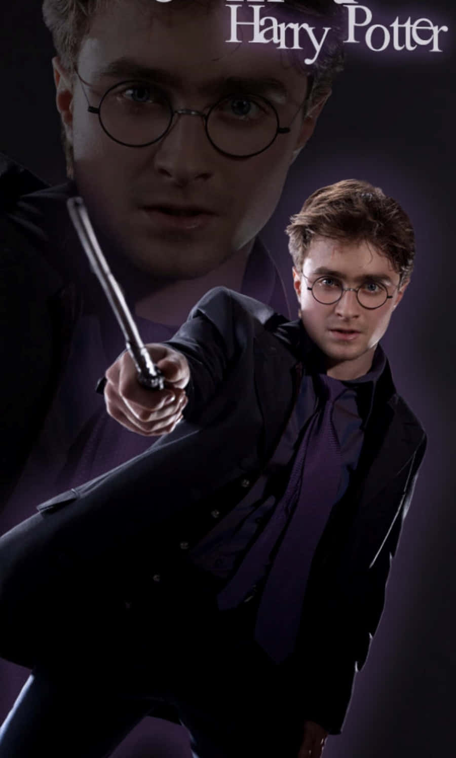 哈利波特系列書籍與電影中的近距離特寫 壁紙 — 哈利波特身穿深色長袍，在紫色背景下，表情堅定地向前揮動魔杖。