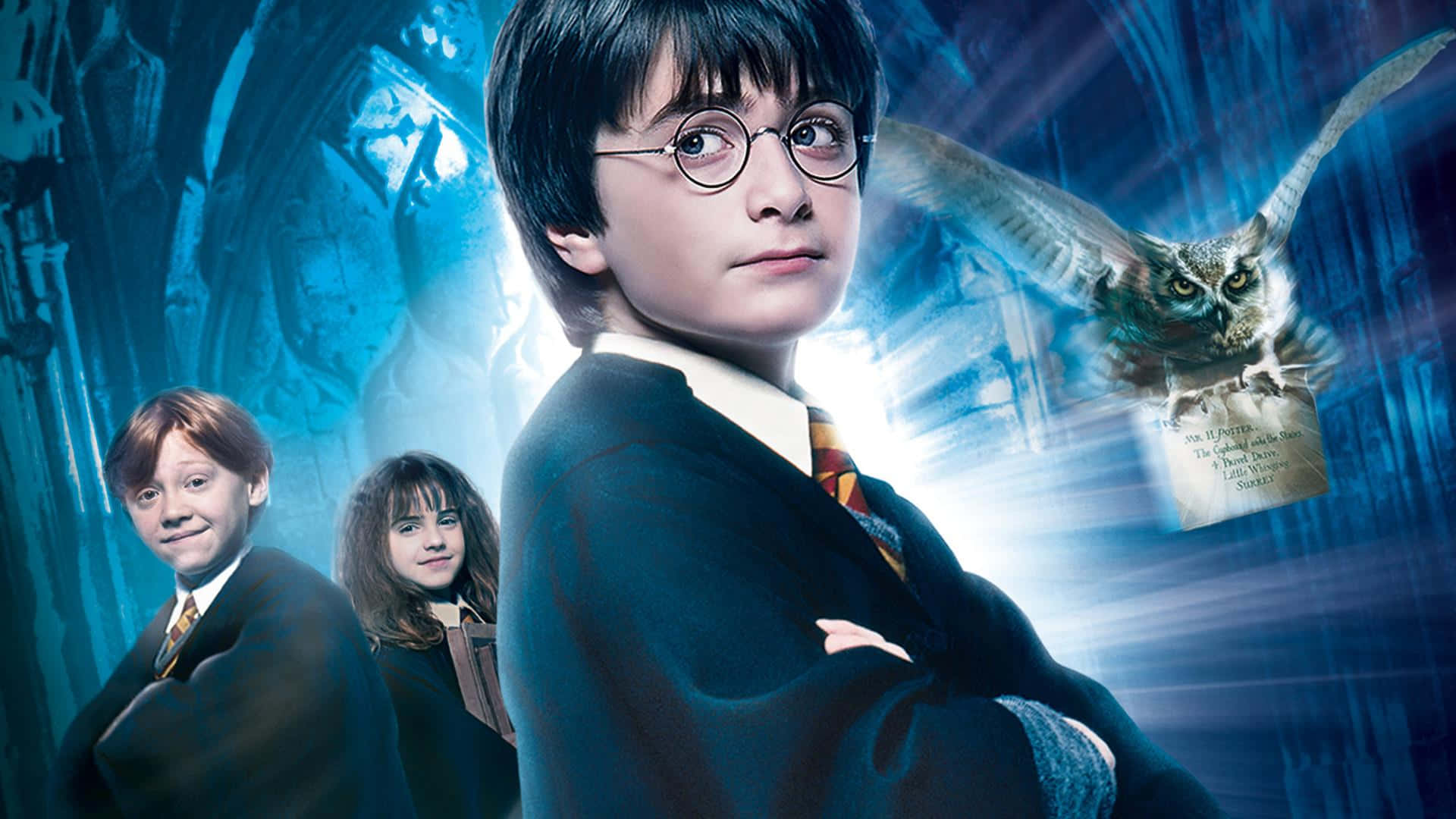 The Philosopher's Stone 桌布 壁紙 — 哈利波特自信地交叉雙臂站立，他的貓頭鷹在發光的藍色魔法背景下遞送一封信。