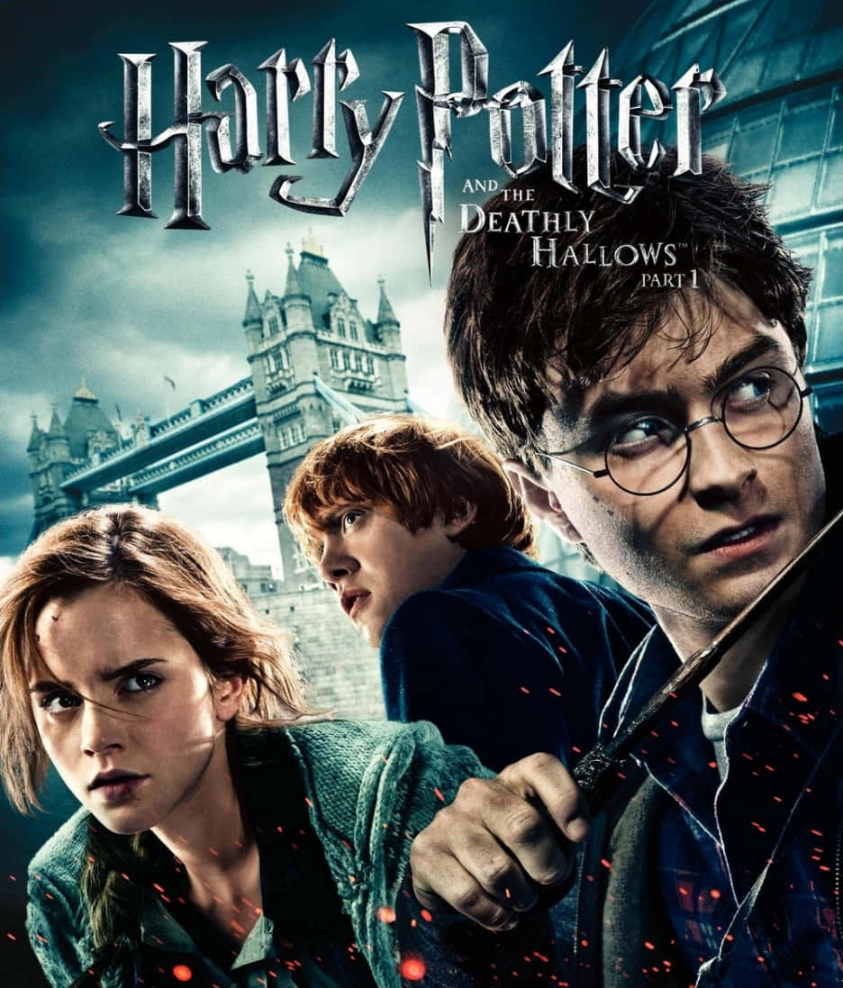 The Deathly Hallows 桌布 壁紙 — 哈利波特與朋友們在風暴中的倫敦背景下，手持魔杖準備就緒，背景是倫敦塔橋。