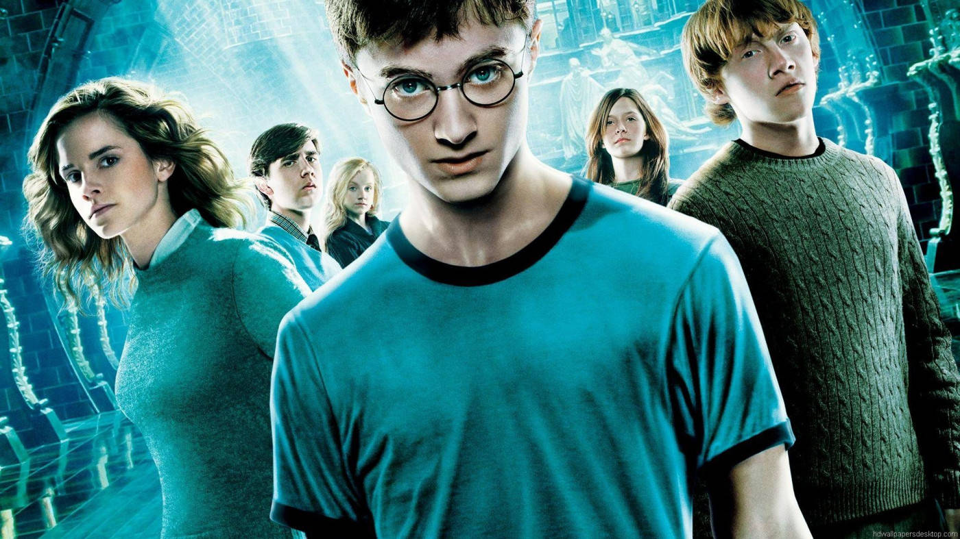 Harry Potter All Characters 桌布 壁紙 — 哈利波特與朋友們站在發光的藍色魔法走廊中，表情堅定。