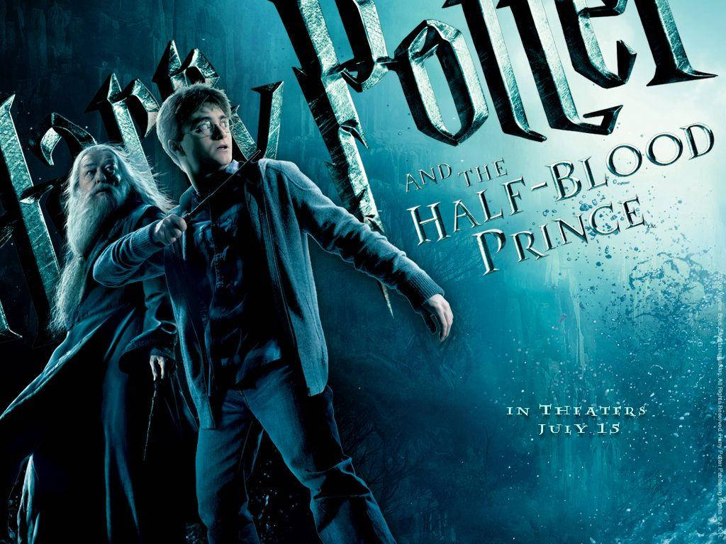 dumbledore 桌布 壁紙 — 哈利波特與鄧不利多手持魔杖，站在深藍色紋理背景前，背景上有金屬質感的電影標題。