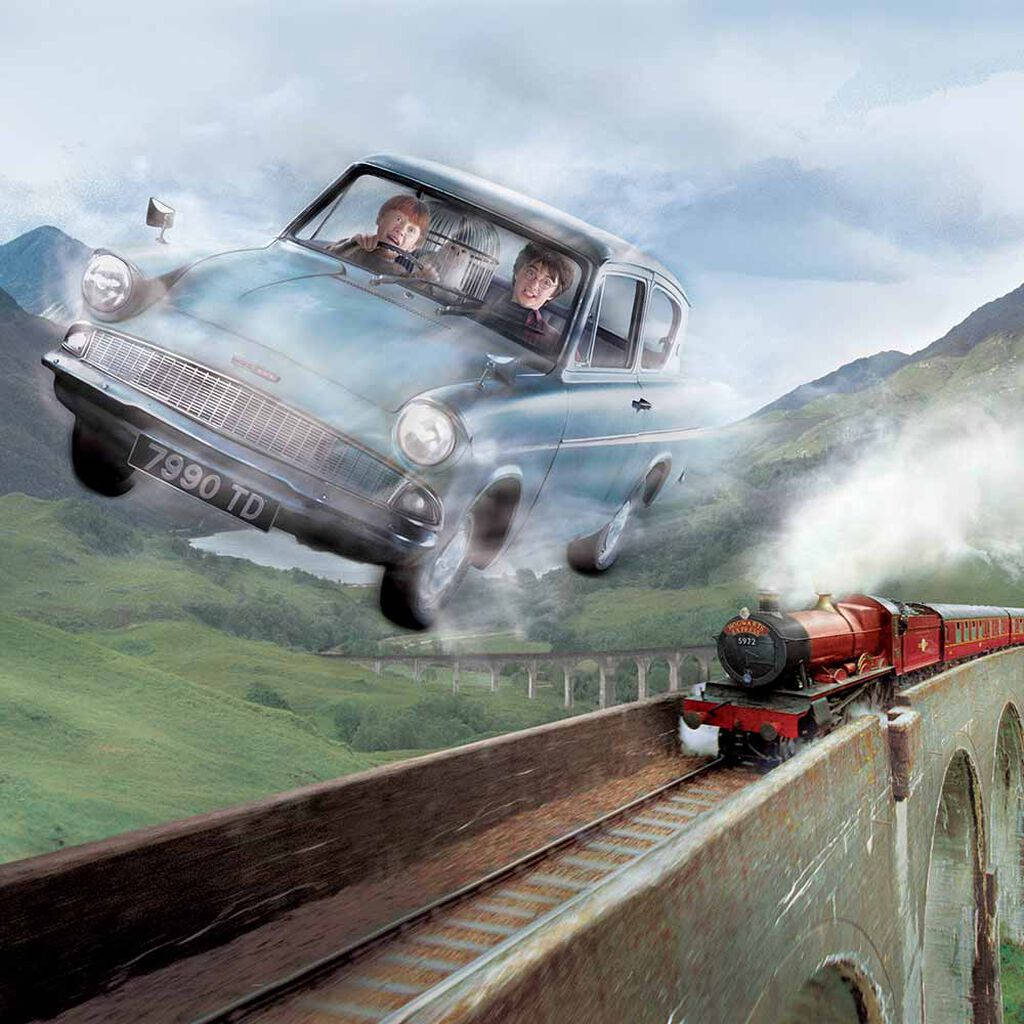 飛行汽車在綠色山丘上的石橋超越蒸汽火車