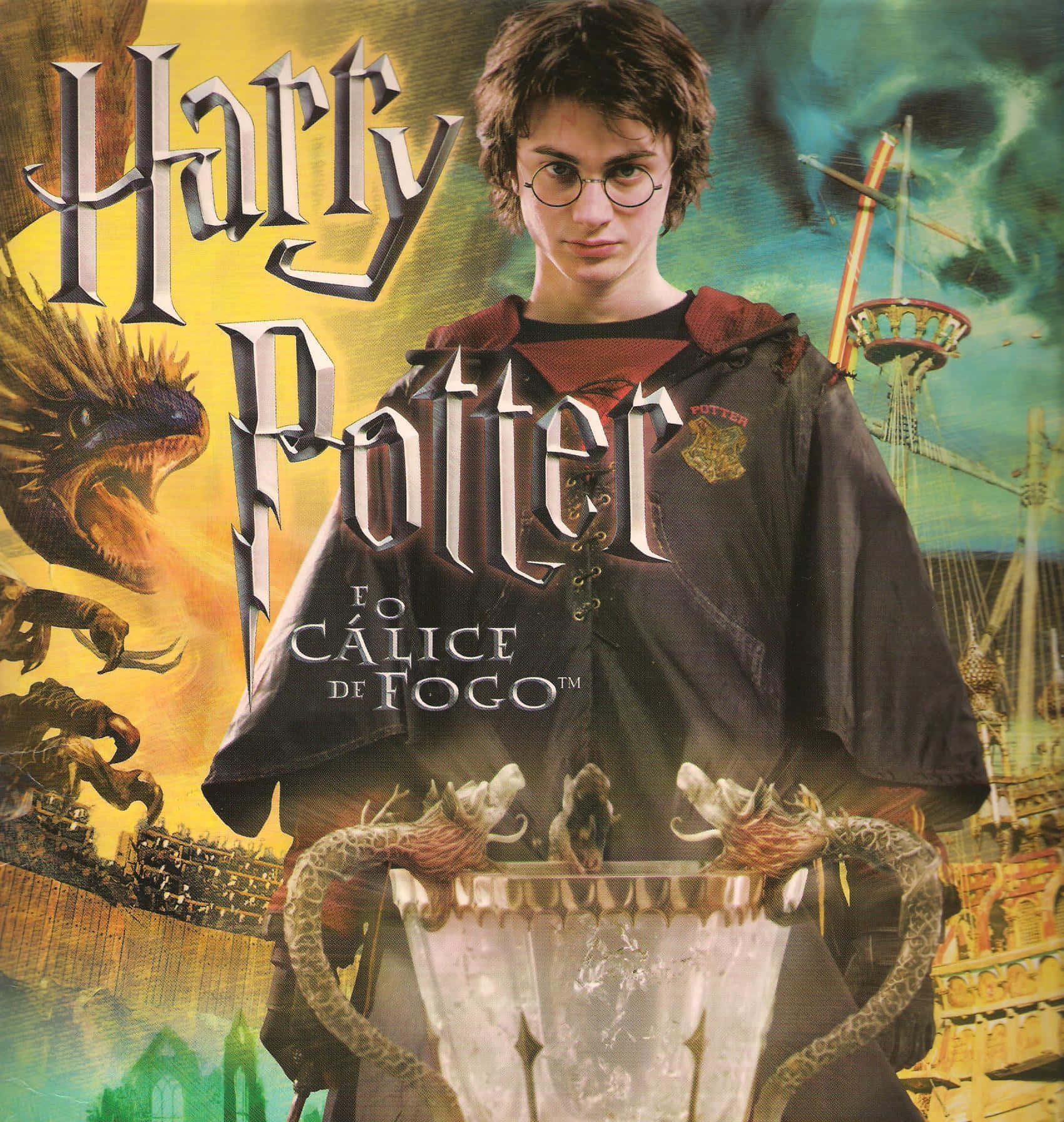 The Goblet Of Fire 桌布 壁紙 — 哈利波特莊嚴地舉著三強盃，龍與海盜船在混亂的奇幻背景中戰鬥。