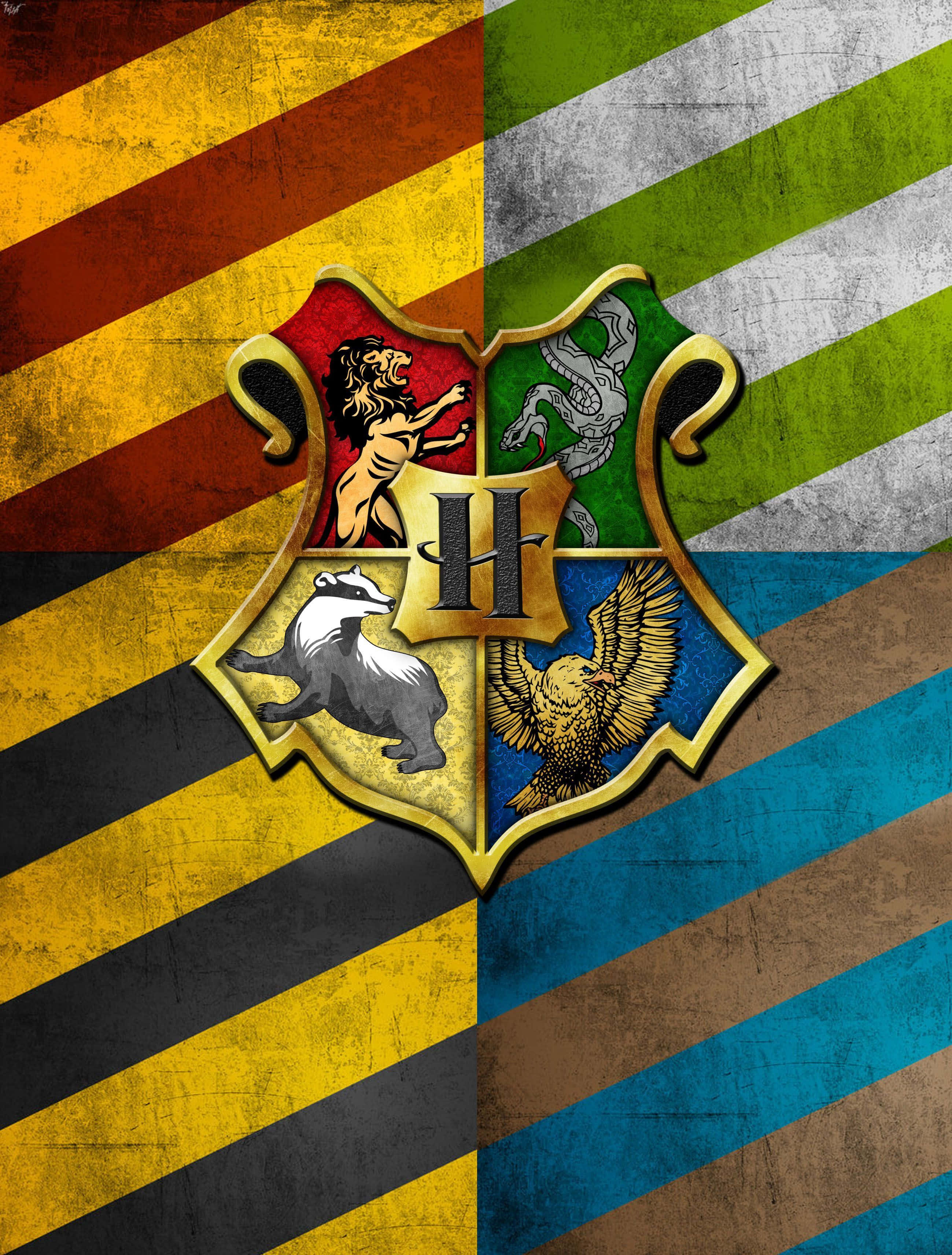 Hogwarts Crest 桌布 壁紙 — 哈利波特霍格華茲校徽，四個學院標誌位於條紋背景上，帶有磨損質感。