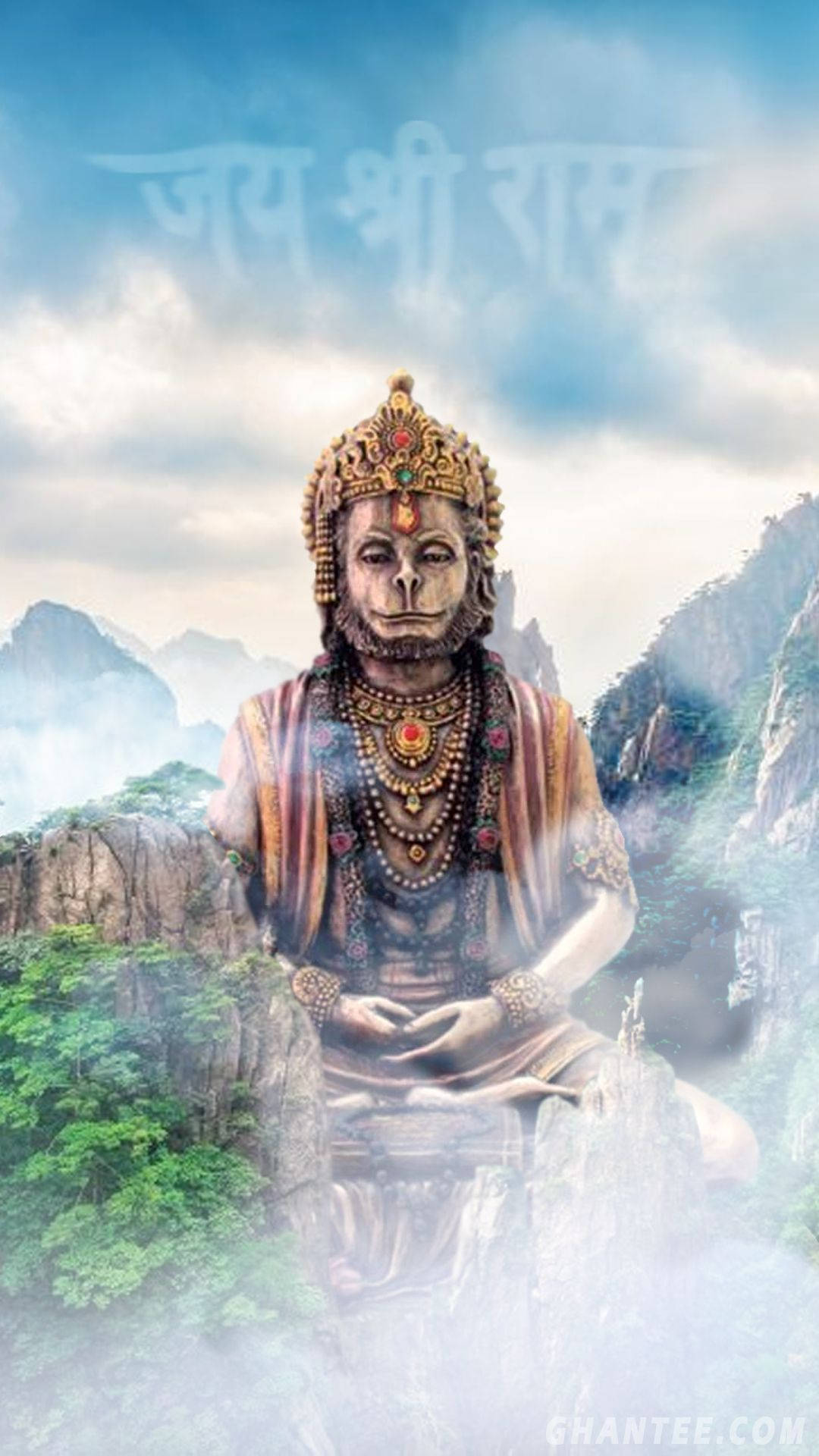 哈努曼神3D置身自然 壁紙 — 一隻威嚴的金冠猴神安詳地坐在雲霧繚繞的山峰上，神聖的文字漂浮在上方。