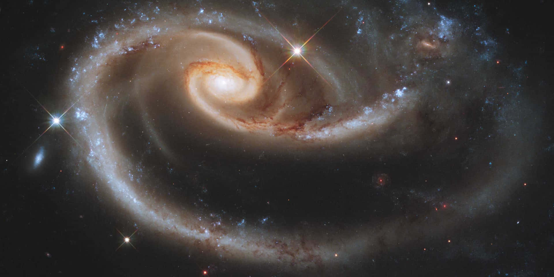 一個螺旋星系，在深空中擁有明亮的恆星和旋轉的宇宙塵埃。