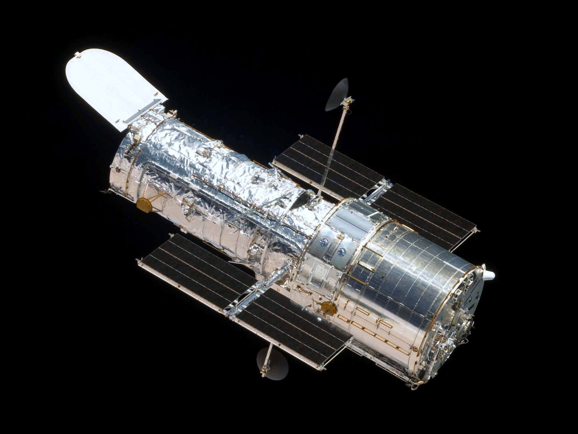 Hubble Space Telescope 桌布 壁紙 — 哈勃太空望遠鏡在深邃的黑色太空中漂浮，太陽能板展開，反光的銀色表面捕捉光線。