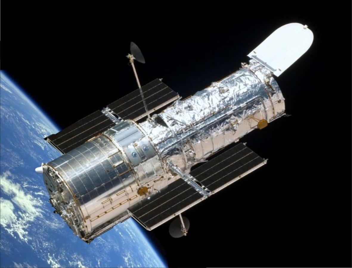 Hubble Space Telescope 桌布 壁紙 — 哈勃太空望遠鏡在漆黑的太空中繞地球運行，藍色行星在下方彎曲。