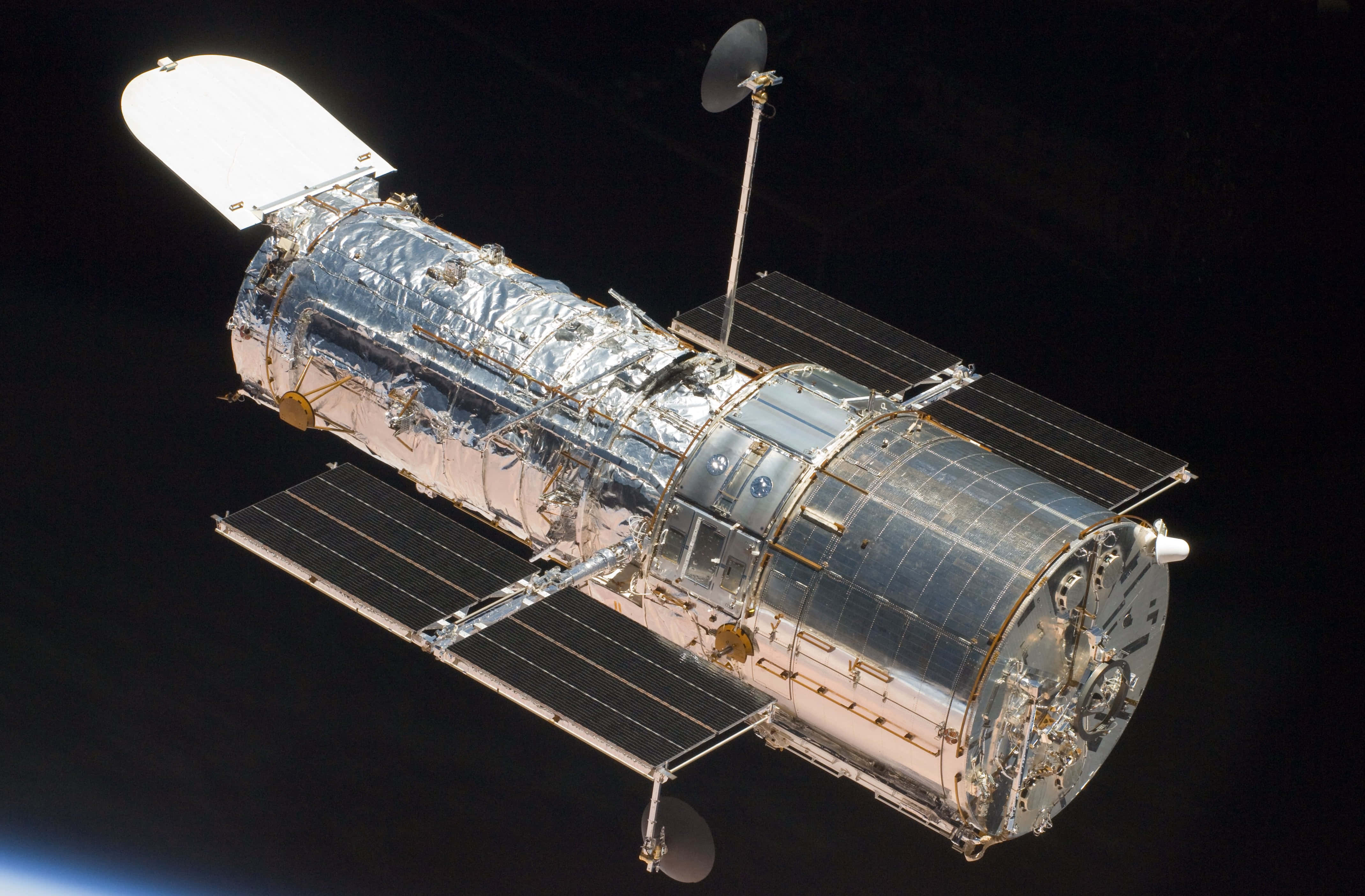 Hubble Space Telescope 桌布 壁紙 — 哈勃太空望遠鏡在軌道上漂浮，太陽能板展開，背景是太空的漆黑，下方可見地球的曲線。