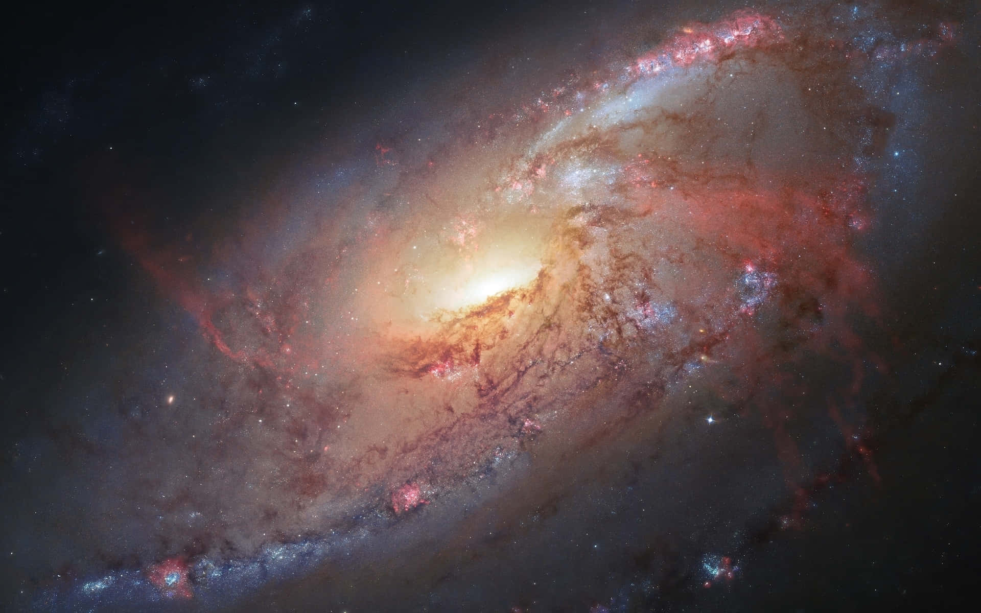 一個螺旋星系，紅色和金色的旋臂在黑暗的星空中發光。