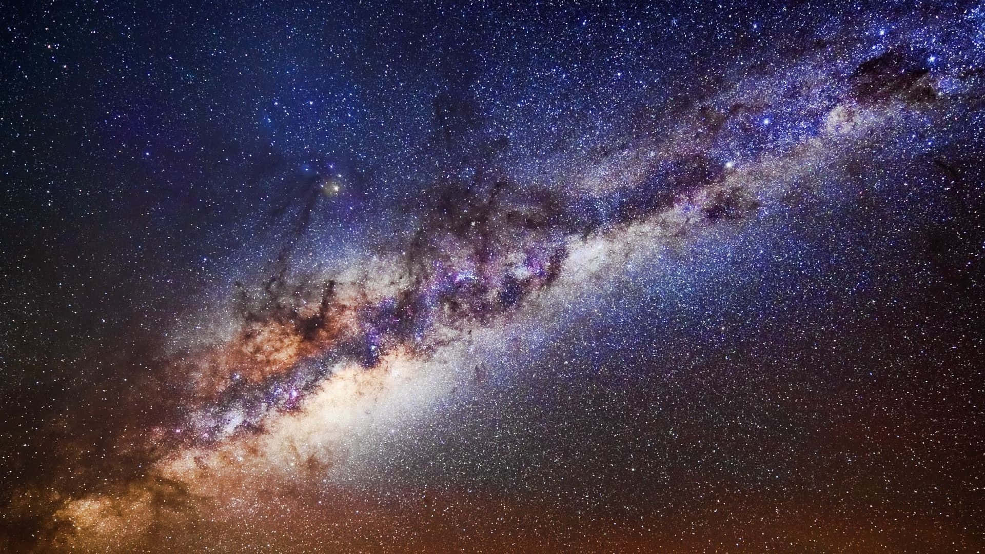 銀河系在黑暗夜空中閃爍著星星和宇宙塵埃。