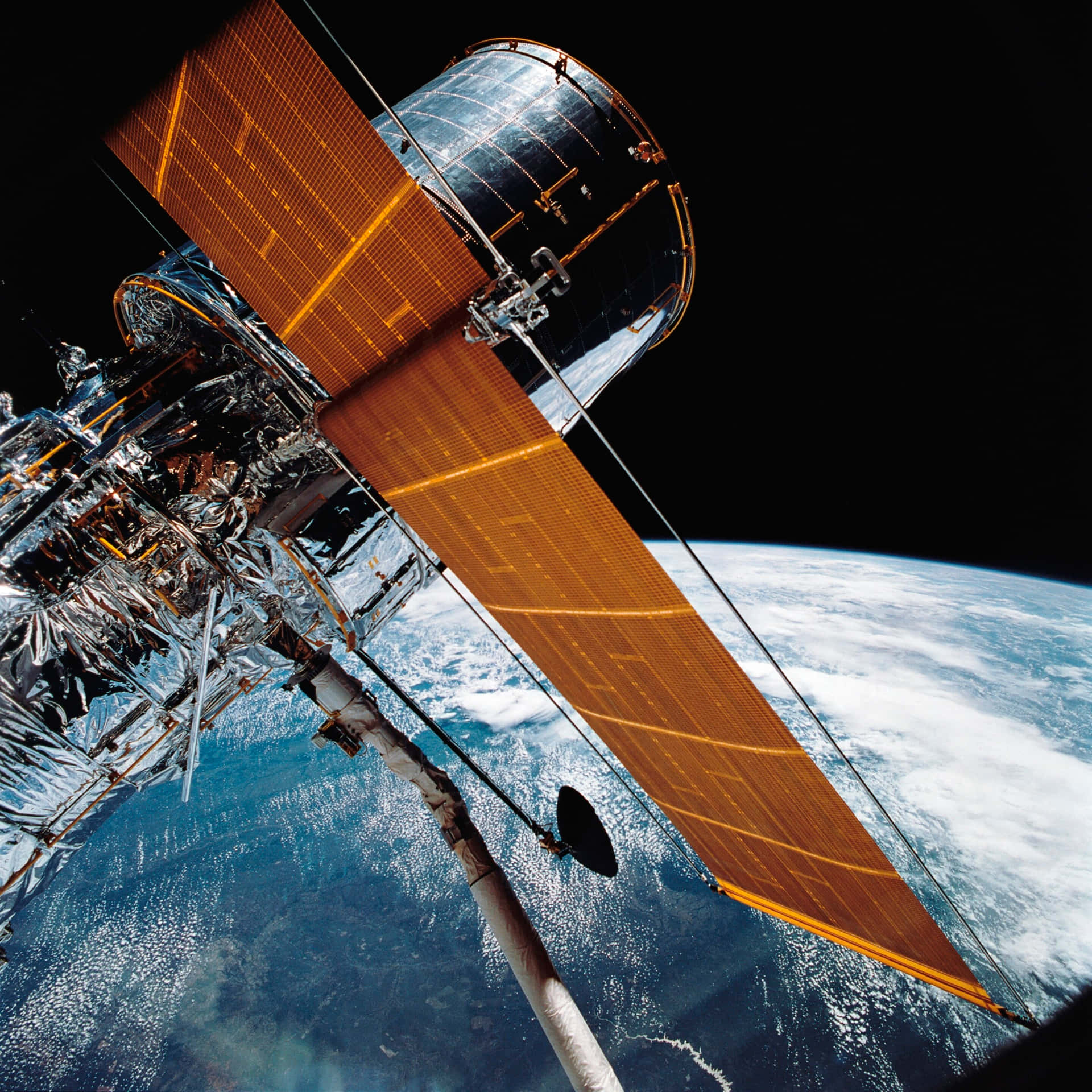 在太空中繞地球運行的帶有太陽能板的衛星