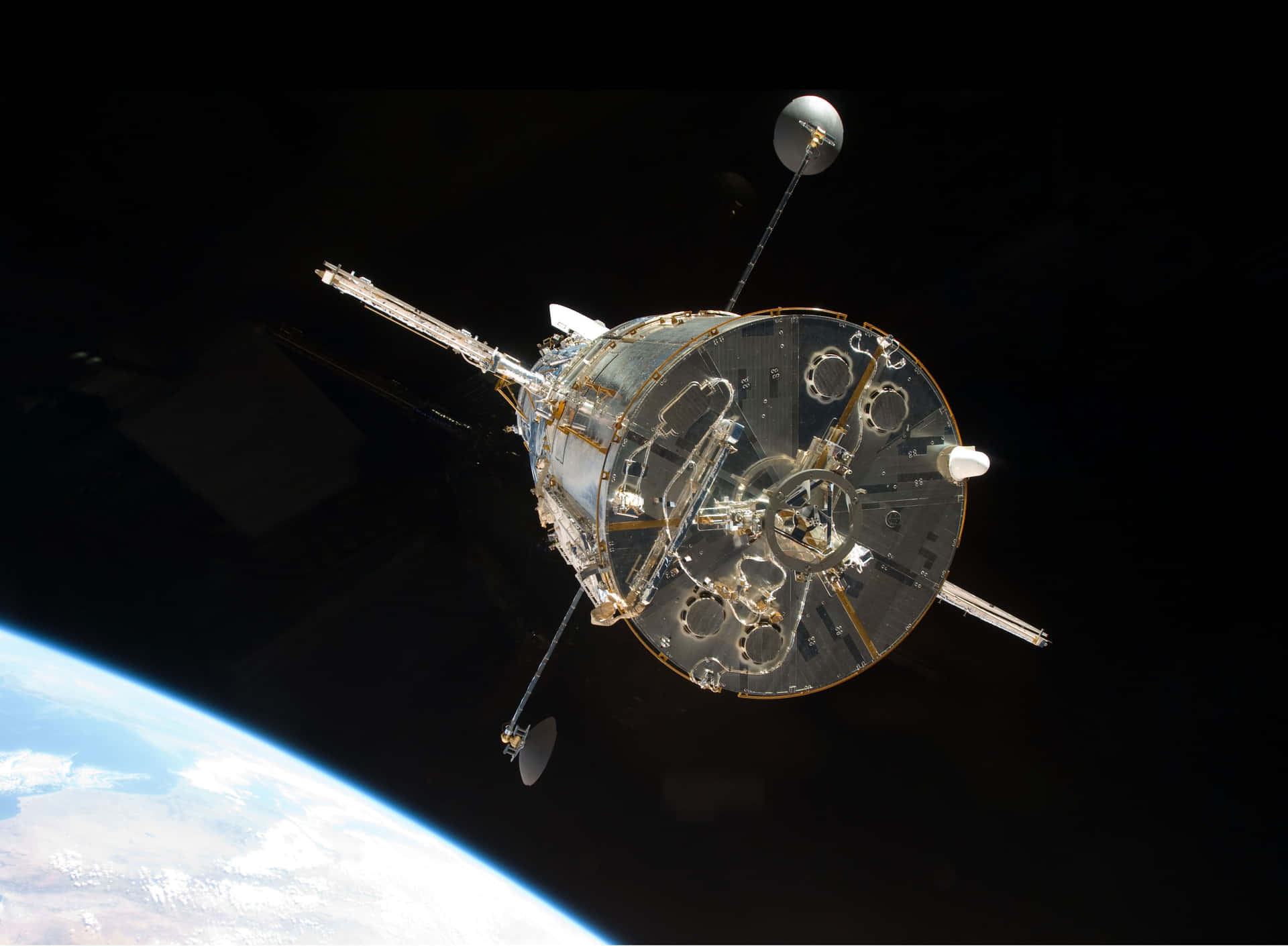 在地球上方軌道上的衛星顯示行星曲率和雲層。