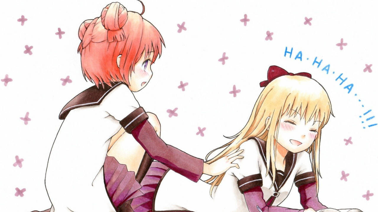 哈哈悠哉日常 壁紙 — 兩個穿著校服的動漫女孩，紅髮女孩看起來很驚訝，而金髮女孩開心地笑著，粉紅色的十字標記漂浮在她們周圍。
