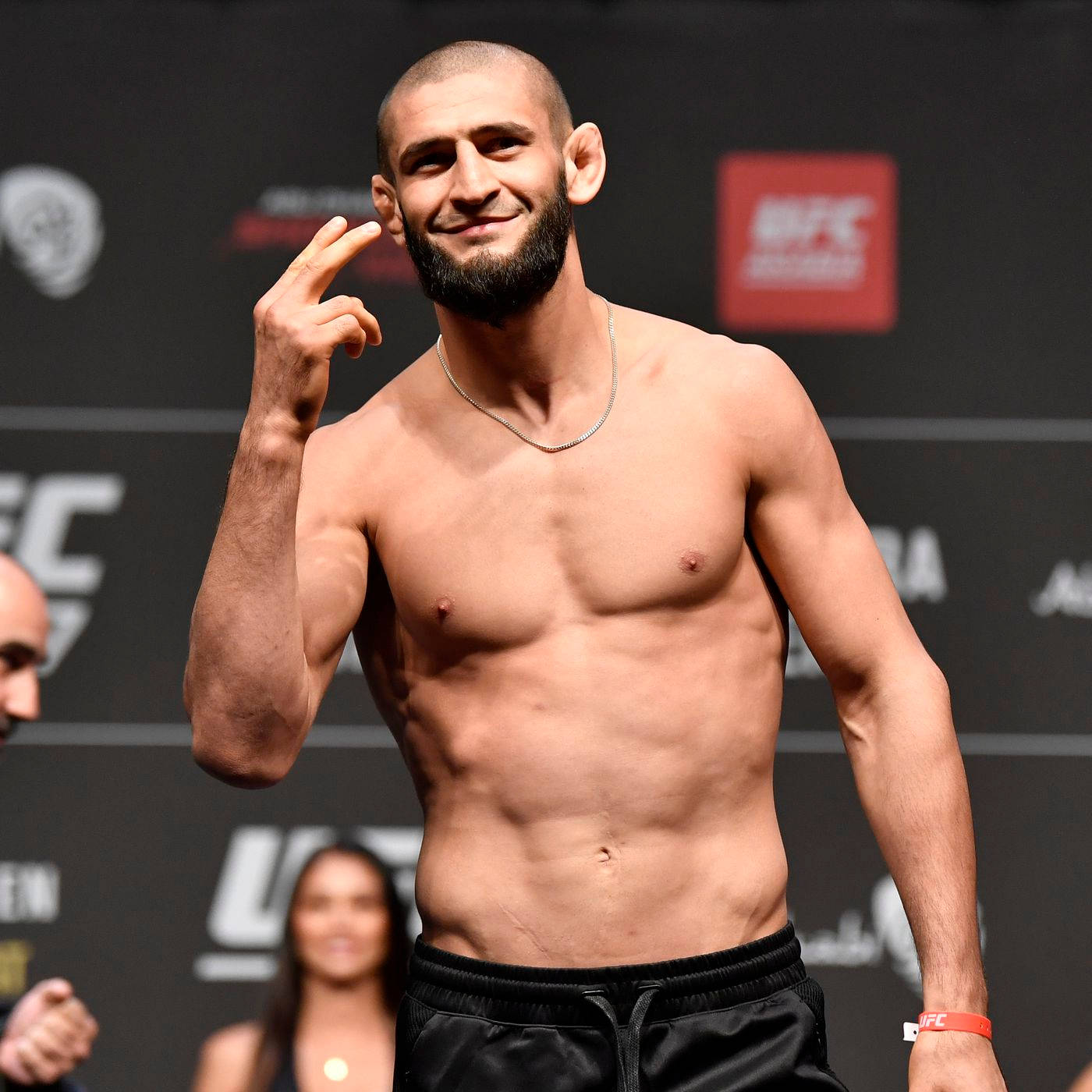 UFC拳手在稱重時微笑並做出和平手勢