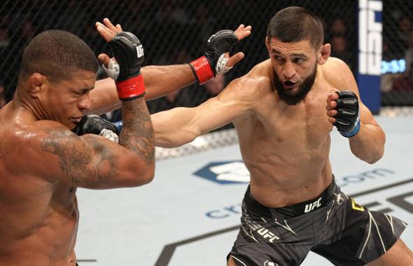 兩名MMA拳手在UFC比賽期間於八角籠內互毆。