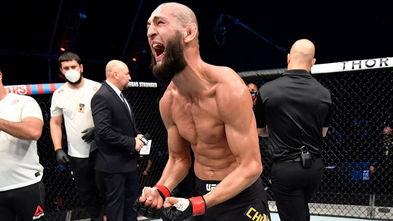 UFC拳手在八角籠中與官員一起慶祝勝利。