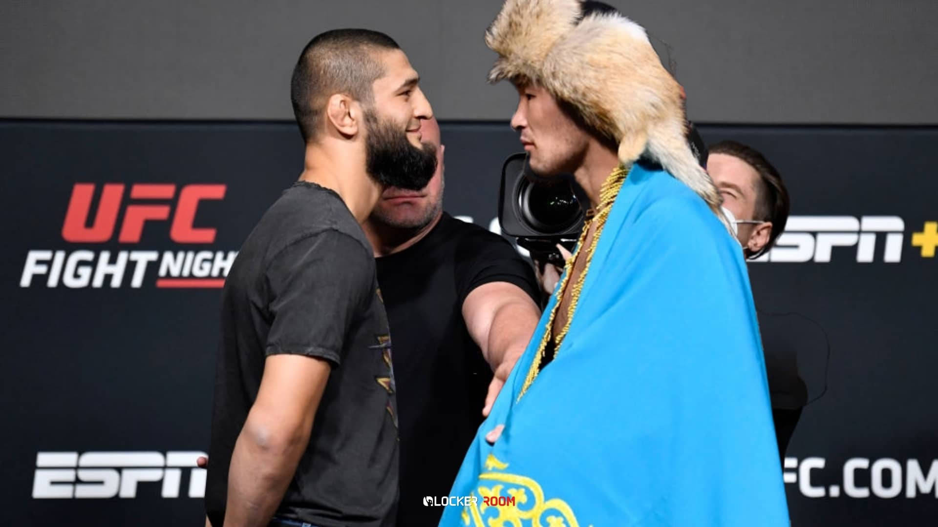 兩名男性MMA拳手在UFC稱重活動中對峙。