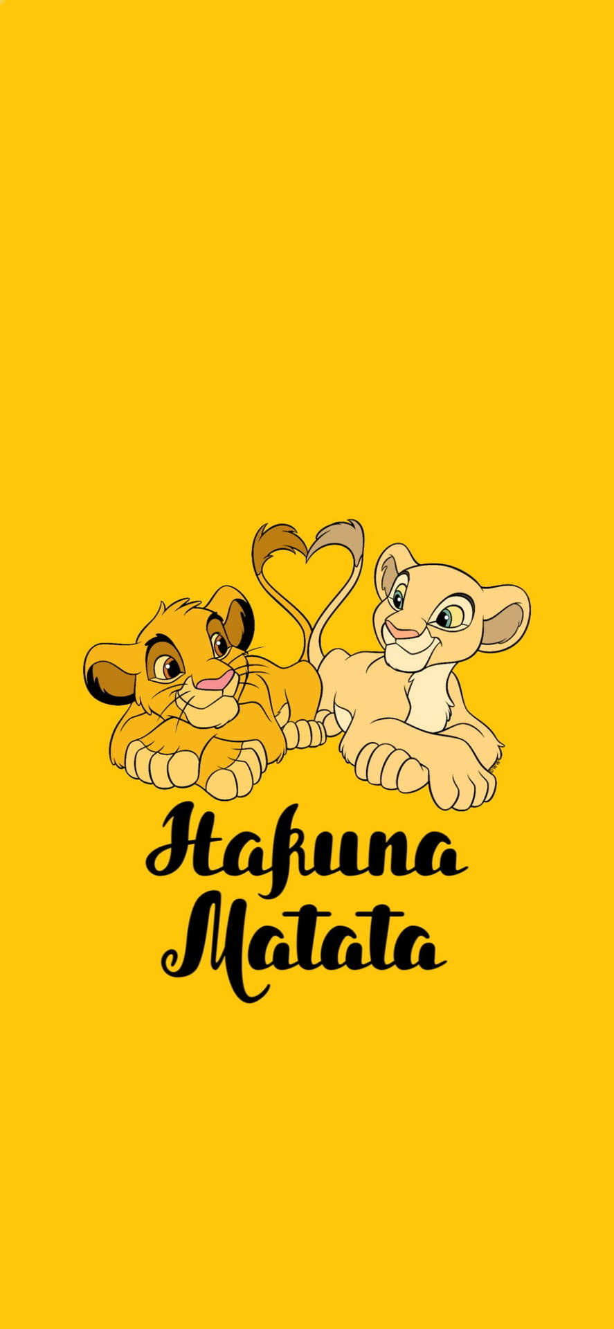 兩隻卡通獅子寶寶用尾巴形成心形，黃色背景上寫有Hakuna Matata文字。
